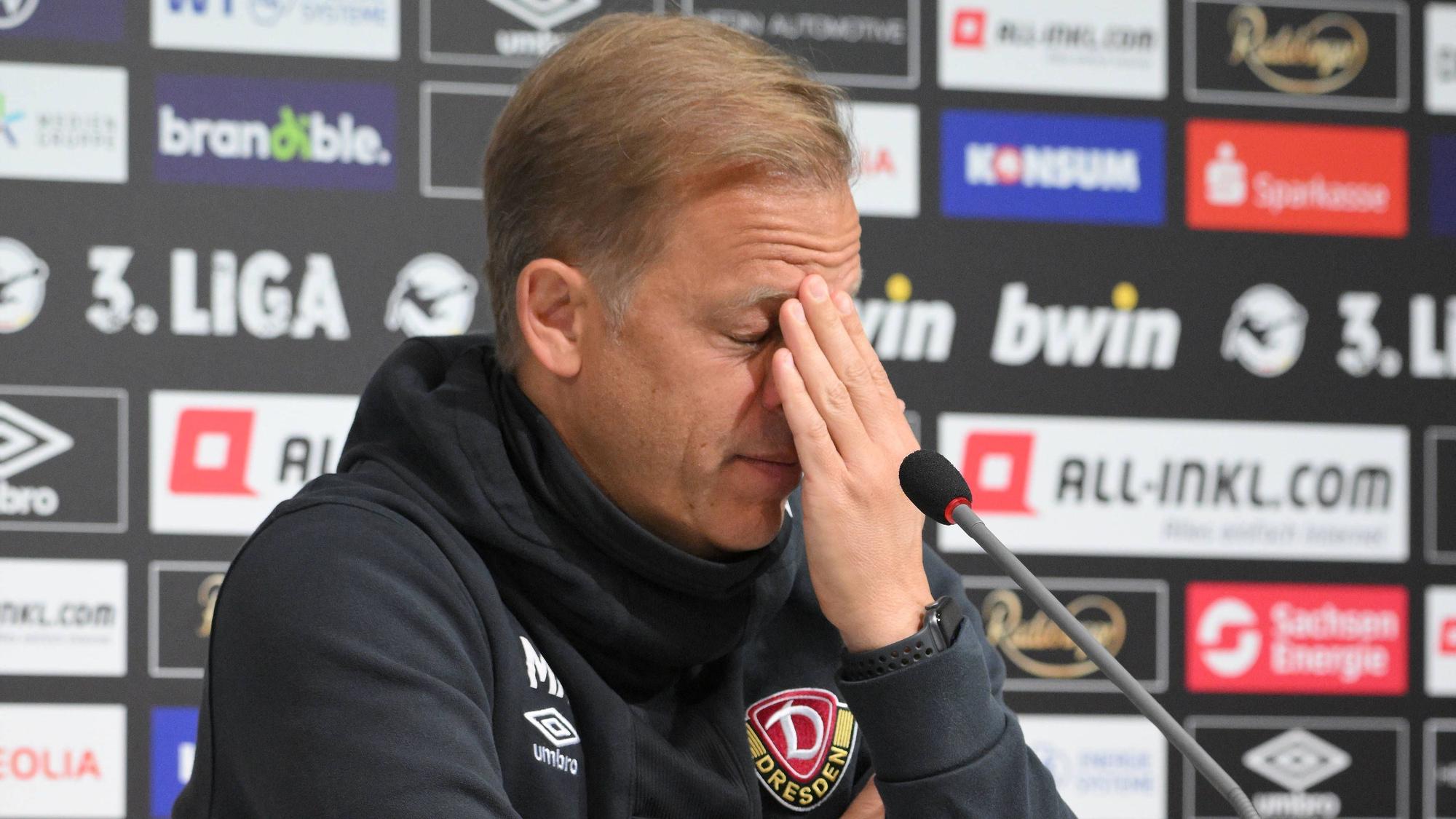 Markus Anfang Trainer, SG Dynamo Dresden frustriert zur Pressekonferenz. SG Dynamo Dresden vs. FC Viktoria Koeln, Fussball, 3. Liga, 34. Spieltag, Saison 2023/2024, 20.04.2024 DFB/DFL REGULATIONS PROHIBIT ANY USE OF PHOTOGRAPHS AS IMAGE SEQUENCES AND/OR QUASI-VIDEO SG Dynamo Dresden vs. FC Viktoria Koeln, Fussball, 3. Liga, 34. Spieltag, Saison 2023/2024, 20.04.2024 Dresden *** Markus Anfang Coach, SG Dynamo Dresden frustrated to press conference SG Dynamo Dresden vs FC Viktoria Koeln, Football, 3 Liga, Matchday 34, Season 2023 2024, 20 04 2024 DFB DFL REGULATIONS PROHIBIT ANY USE OF PHOTOGRAPHS AS IMAGE SEQUENCES AND OR QUASI VIDEO SG Dynamo Dresden vs FC Viktoria Koeln, Football, 3 Liga, Matchday 34, Season 2023 2024, 20 04 2024 Dresden Copyright: xEibner-Pressefoto/BertxHarzerx EP_BHR