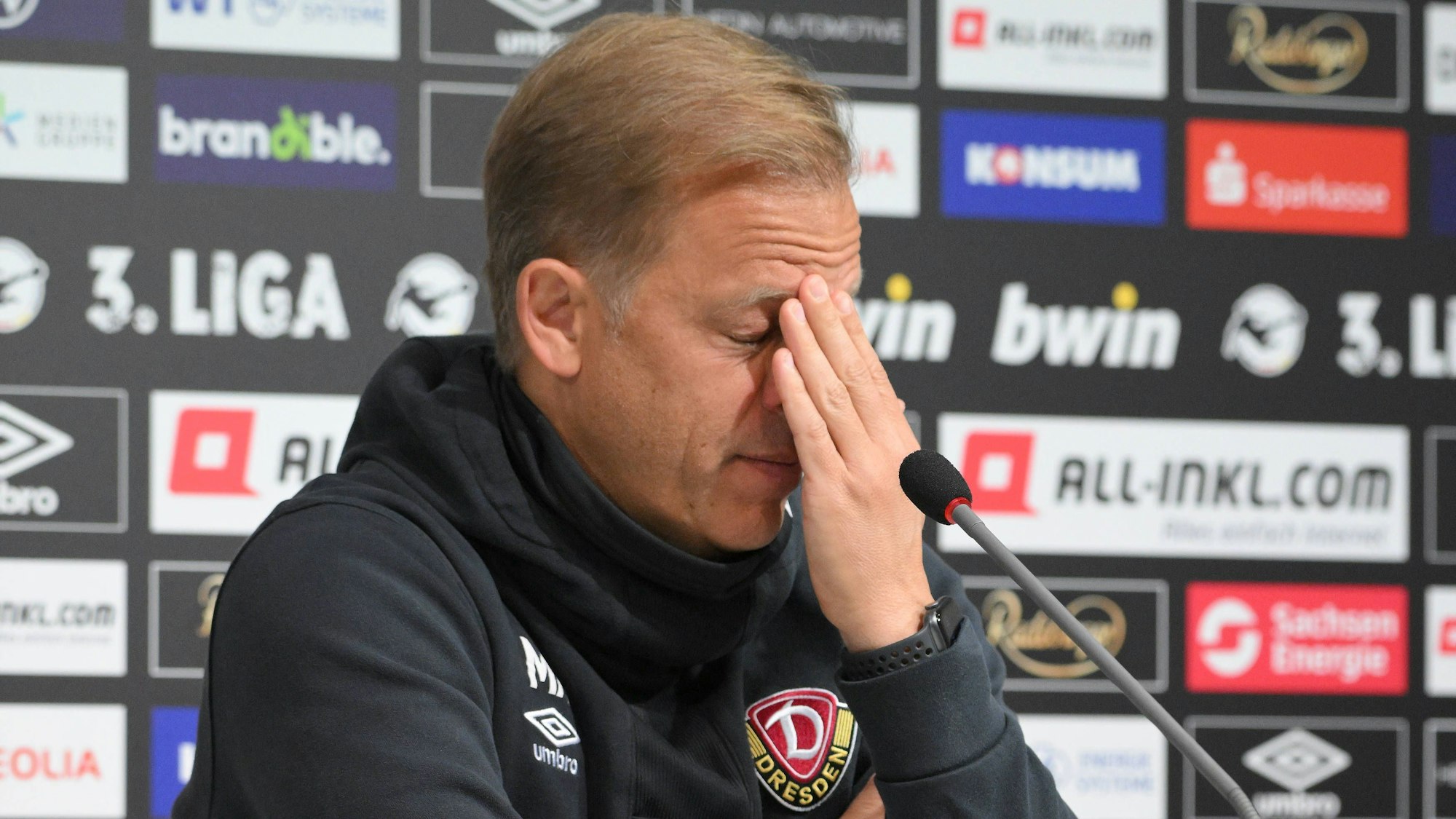 Markus Anfang Trainer, SG Dynamo Dresden frustriert zur Pressekonferenz. SG Dynamo Dresden vs. FC Viktoria Koeln, Fussball, 3. Liga, 34. Spieltag, Saison 2023/2024, 20.04.2024 DFB/DFL REGULATIONS PROHIBIT ANY USE OF PHOTOGRAPHS AS IMAGE SEQUENCES AND/OR QUASI-VIDEO SG Dynamo Dresden vs. FC Viktoria Koeln, Fussball, 3. Liga, 34. Spieltag, Saison 2023/2024, 20.04.2024 Dresden *** Markus Anfang Coach, SG Dynamo Dresden frustrated to press conference SG Dynamo Dresden vs FC Viktoria Koeln, Football, 3 Liga, Matchday 34, Season 2023 2024, 20 04 2024 DFB DFL REGULATIONS PROHIBIT ANY USE OF PHOTOGRAPHS AS IMAGE SEQUENCES AND OR QUASI VIDEO SG Dynamo Dresden vs FC Viktoria Koeln, Football, 3 Liga, Matchday 34, Season 2023 2024, 20 04 2024 Dresden Copyright: xEibner-Pressefoto/BertxHarzerx EP_BHR