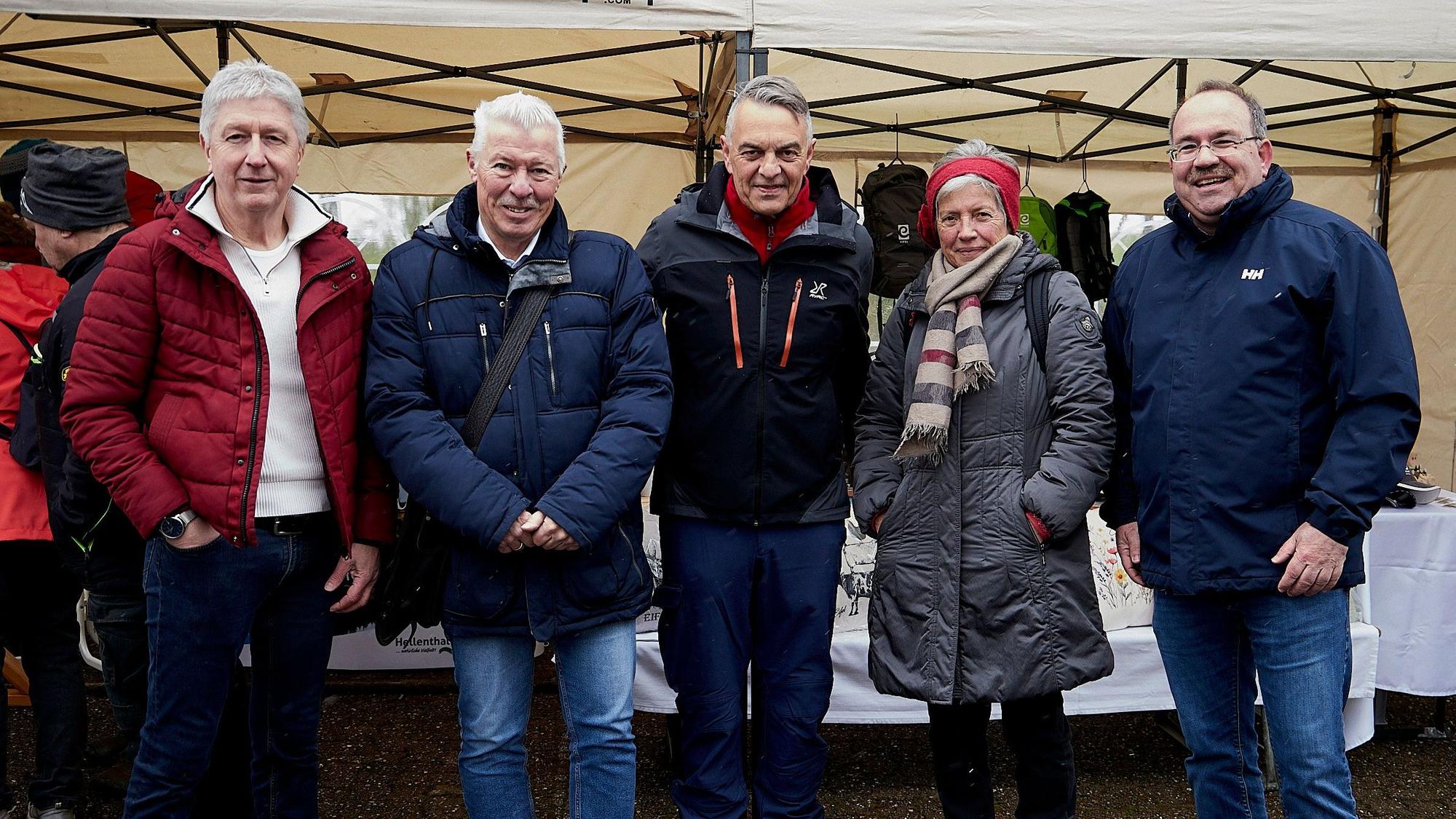 Friedhelm Wirtz, Dr. Karl-Heinz Erdmann, Rudolf Westerburg, Rita Schumacher und Dr. Ralf Nolten stehen nebeneinander beim Narzissenfest.