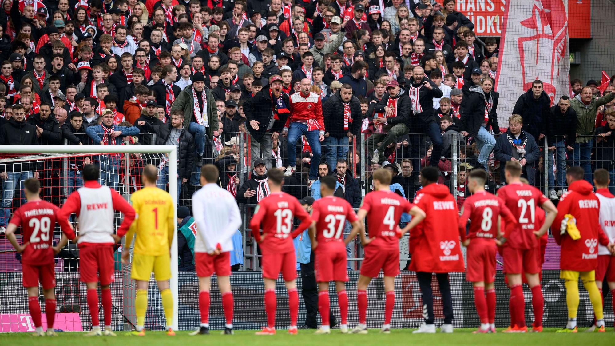 Der Zorn der FC-Fans richtete sich nach der Pleite gegen Darmstadt erstmals auch deutlich gegen die eigenen Mannschaft.