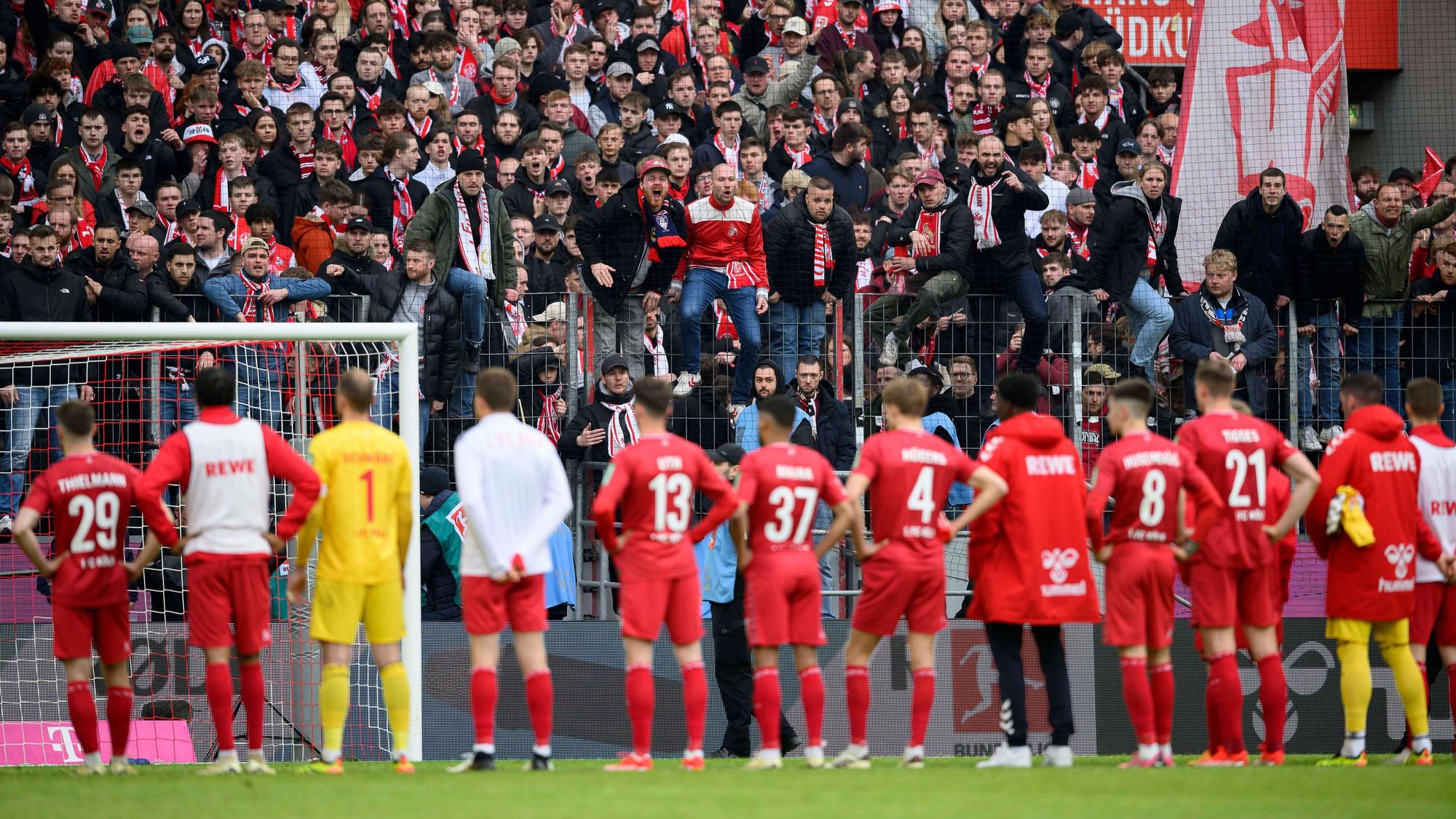 Das FC-Team wird nach der Pleite gegen Darmstadt zur Rede gestellt.
