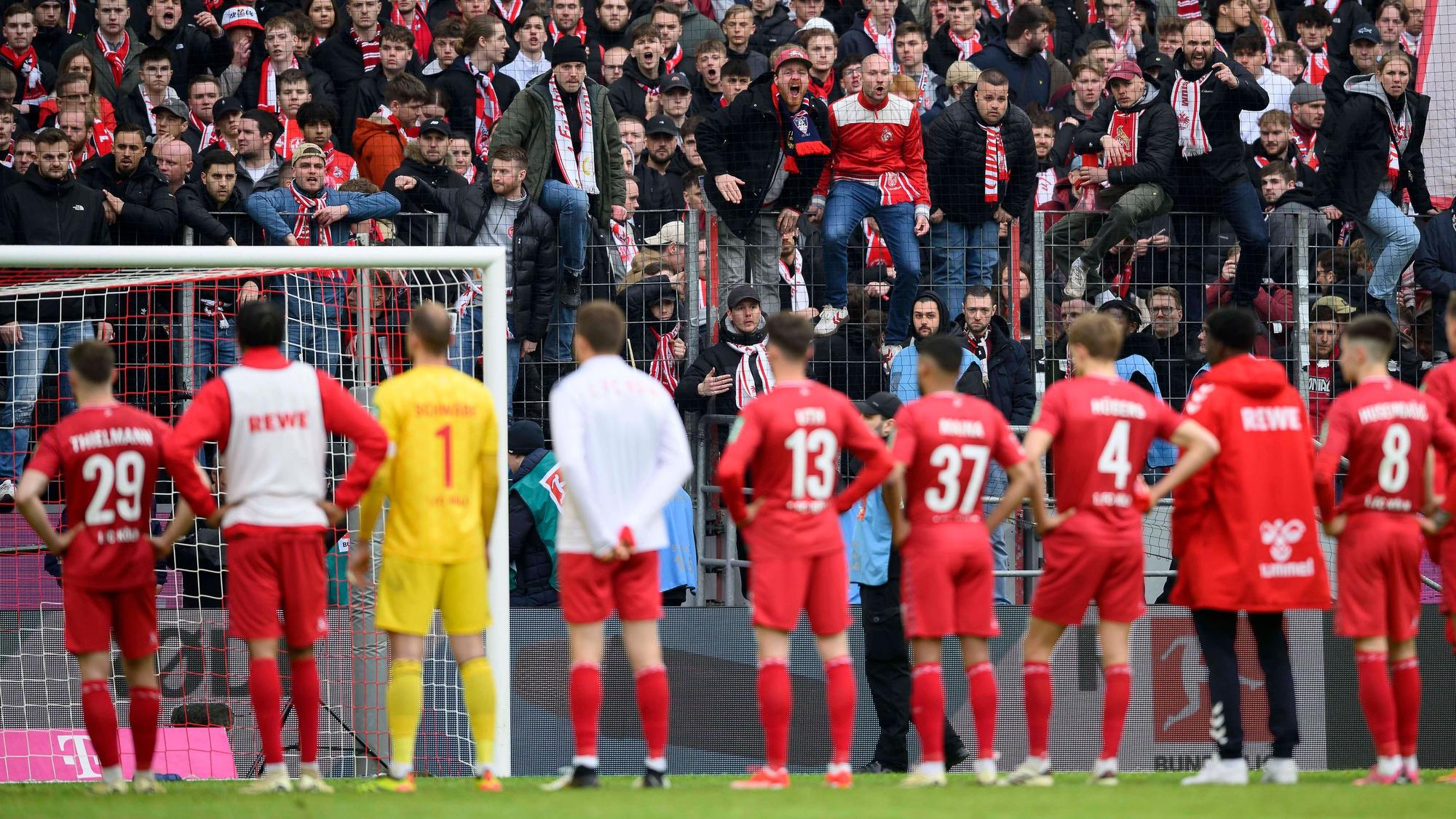 Der Zorn der FC-Fans richtete sich am Samstag erstmals auch deutlich gegen die eigenen Mannschaft.