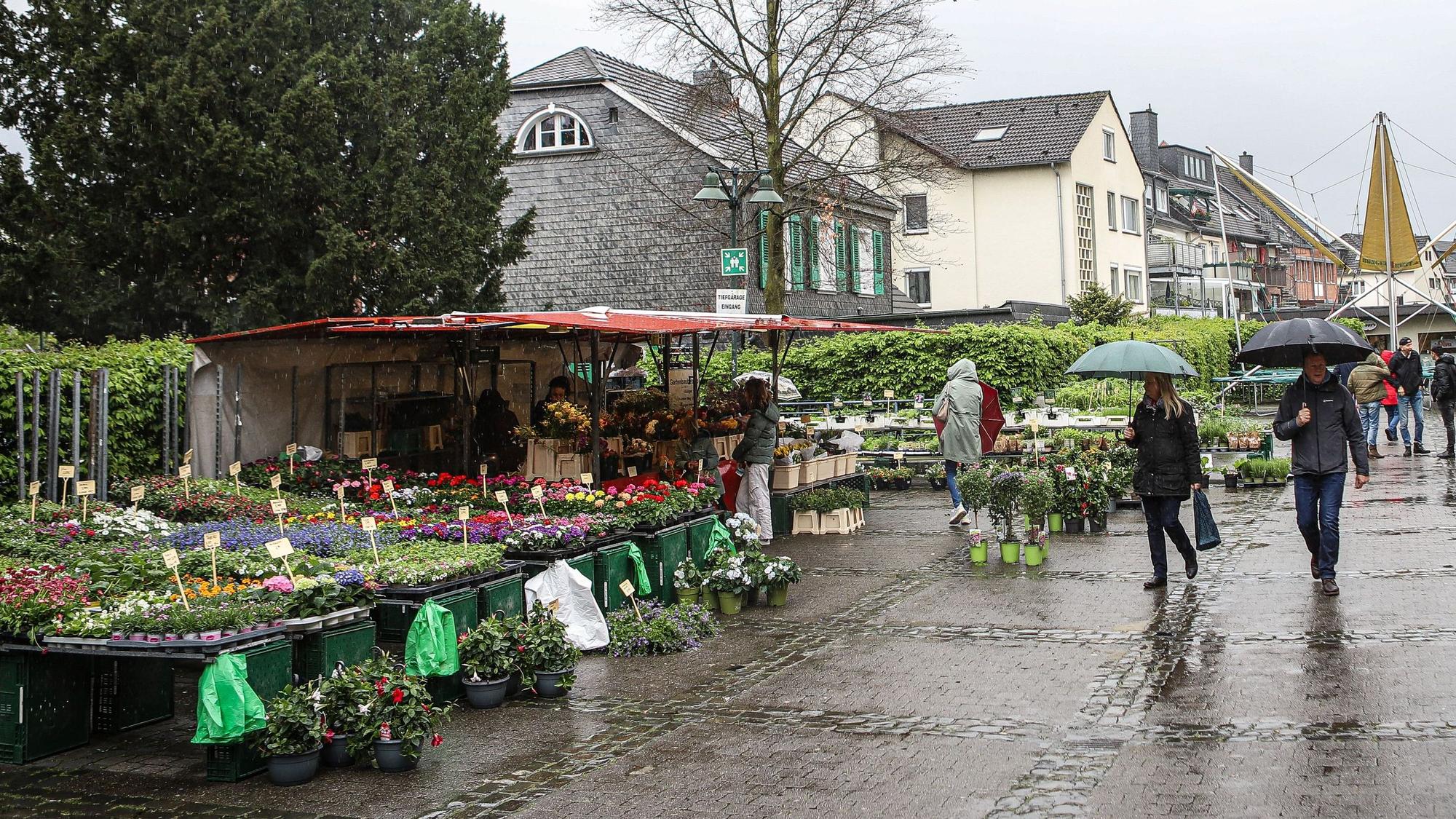 Blick in die verregnete Fußgängerzone bei der Aktion „Blühendes Schlebusch“