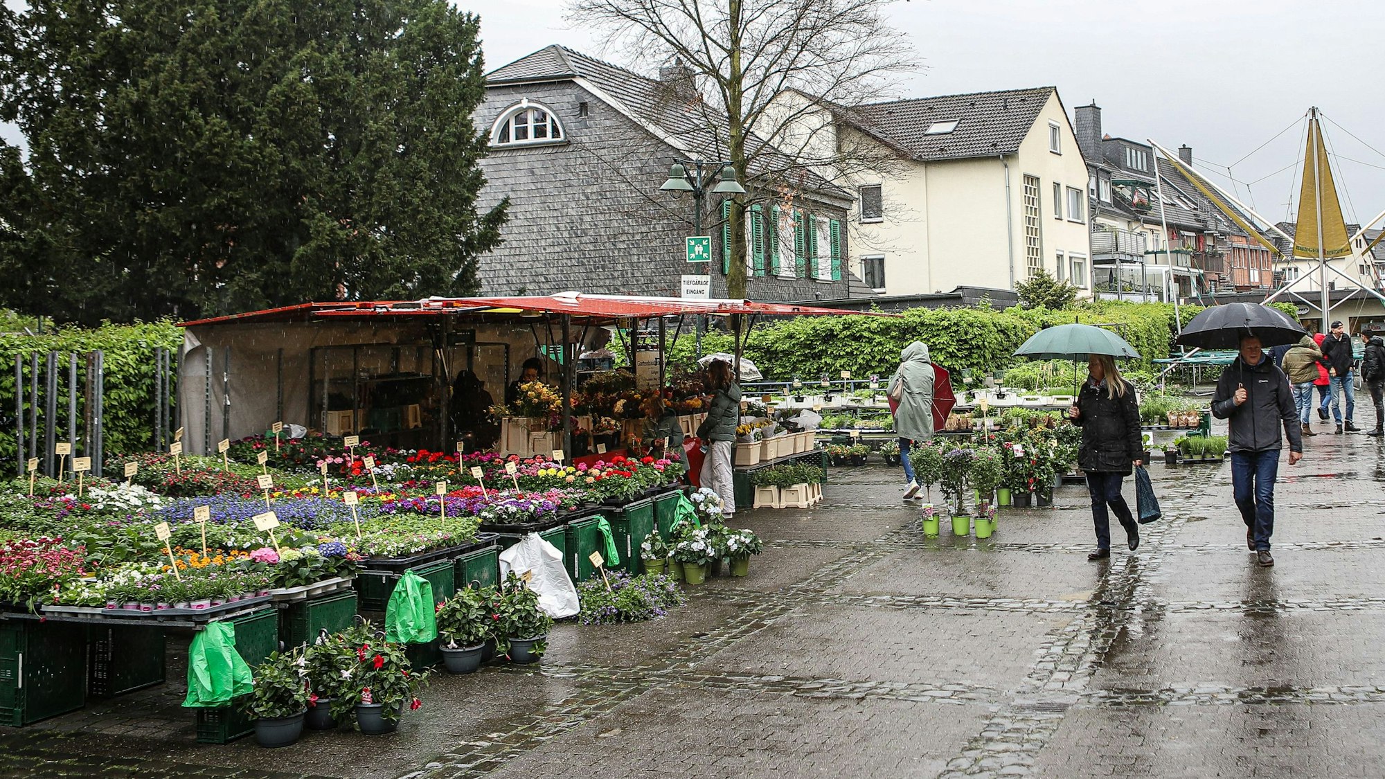 Blick in die verregnete Fußgängerzone bei der Aktion „Blühendes Schlebusch“