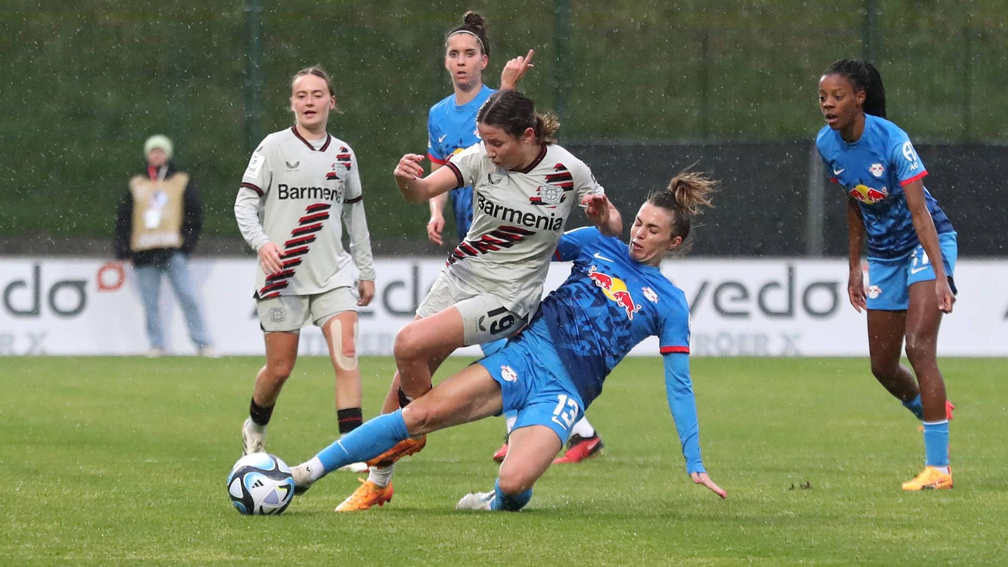 1. Bundesliga Frauen: RB Leipzig vs. Bayer 04 Leverkusen, 19.04.24 Sandra Starke 13, RB Leipzig im Zweikampf mit Loreen Bender 19, Bayer Leverkusen. Fußball, Google Pixel Frauen-Bundesliga, Saison 2023/ 2024, 19. Spieltag: RB Leipzig vs. Bayer 04 Leverkusen am 19.04.24, RB-Akademie Cottaweg. DFB REGULATIONS PROHIBIT ANY USE OF PHOTOGRAPHS AS IMAGE SEQUENCES AND/OR QUASI-VIDEO. *** 1 Bundesliga Women RB Leipzig vs Bayer 04 Leverkusen, 19 04 24 Sandra Starke 13, RB Leipzig in duel with Loreen Bender 19, Bayer Leverkusen Football, Google Pixel Women Bundesliga, Season 2023 2024, 19 Matchday RB Leipzig vs Bayer 04 Leverkusen on 19 04 24, RB Academy Cottaweg DFB REGULATIONS PROHIBIT ANY USE OF PHOTOGRAPHS AS IMAGE SEQUENCES AND OR QUASI VIDEO Copyright: xBEAUTIFULxSPORTS/JanxKaeferx