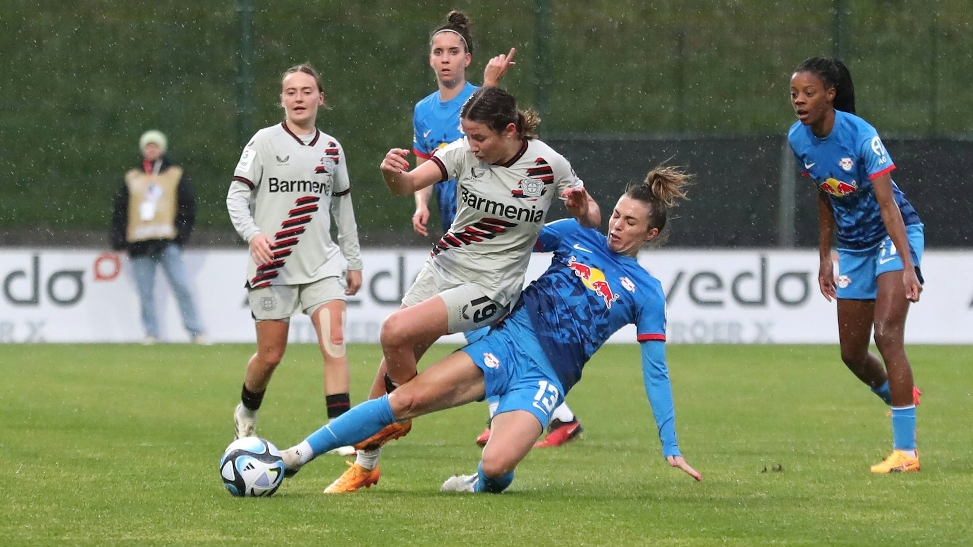 1. Bundesliga Frauen: RB Leipzig vs. Bayer 04 Leverkusen, 19.04.24 Sandra Starke 13, RB Leipzig im Zweikampf mit Loreen Bender 19, Bayer Leverkusen. Fußball, Google Pixel Frauen-Bundesliga, Saison 2023/ 2024, 19. Spieltag: RB Leipzig vs. Bayer 04 Leverkusen am 19.04.24, RB-Akademie Cottaweg. DFB REGULATIONS PROHIBIT ANY USE OF PHOTOGRAPHS AS IMAGE SEQUENCES AND/OR QUASI-VIDEO. *** 1 Bundesliga Women RB Leipzig vs Bayer 04 Leverkusen, 19 04 24 Sandra Starke 13, RB Leipzig in duel with Loreen Bender 19, Bayer Leverkusen Football, Google Pixel Women Bundesliga, Season 2023 2024, 19 Matchday RB Leipzig vs Bayer 04 Leverkusen on 19 04 24, RB Academy Cottaweg DFB REGULATIONS PROHIBIT ANY USE OF PHOTOGRAPHS AS IMAGE SEQUENCES AND OR QUASI VIDEO Copyright: xBEAUTIFULxSPORTS/JanxKaeferx