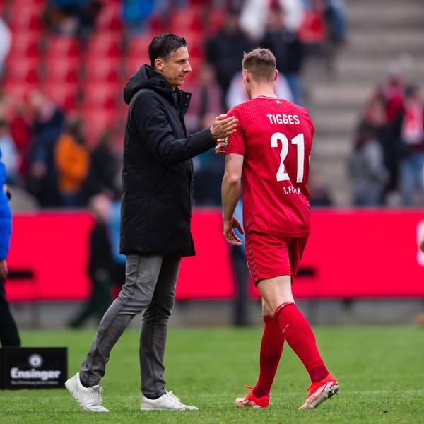 Kölns Sport-Geschäftsführer Christian Keller (l.) klatscht Stürmer Steffen Tigges nach dem 0:2 gegen Schlusslicht Darmstadt ab.