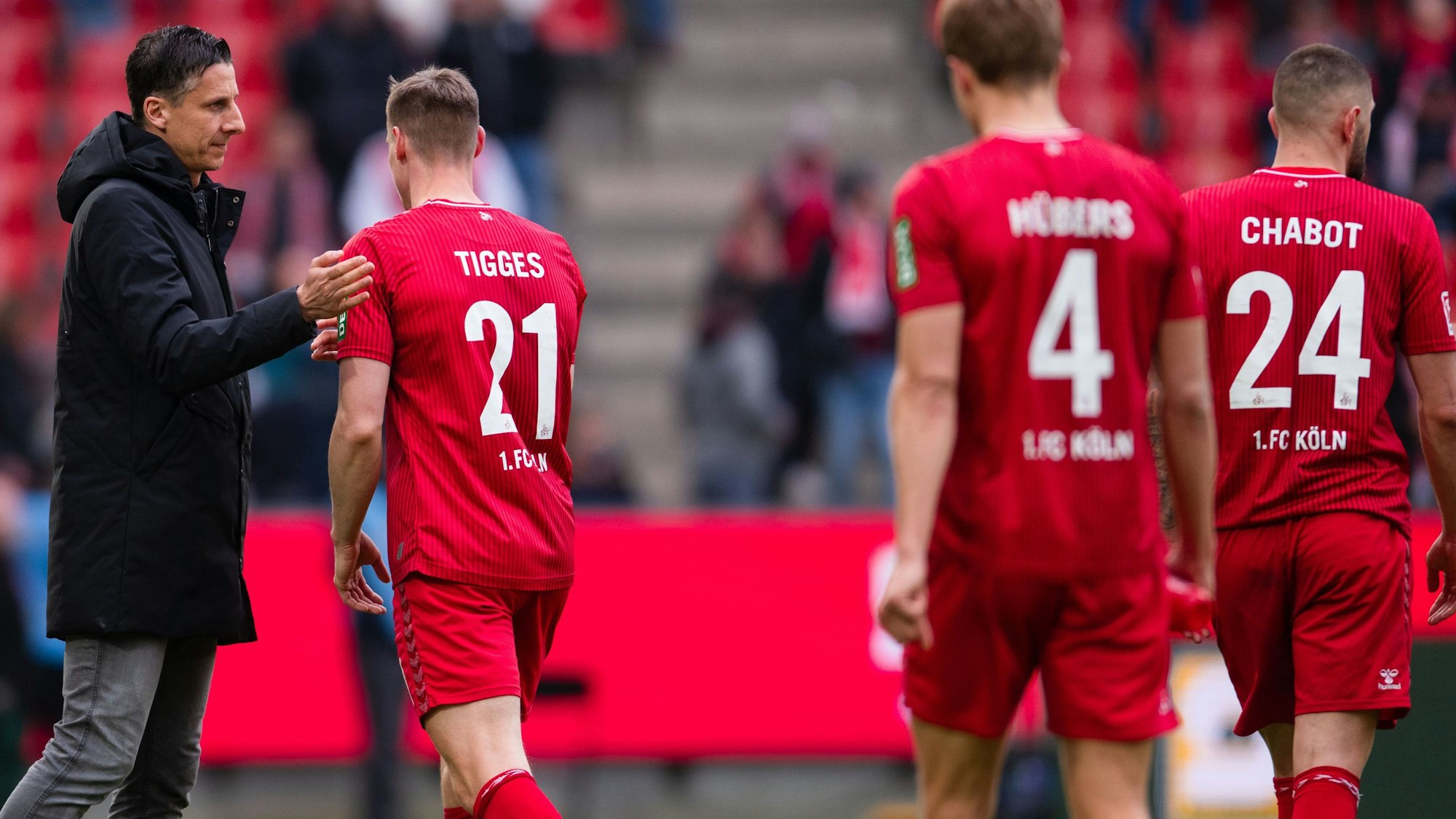 Kölns Sportchef Christian Keller tröstet die FC-Profis nach der Niederlage gegen Darmstadt 98.