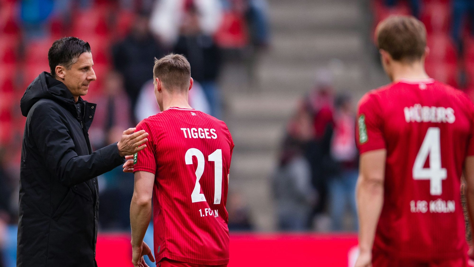 Unter Beschuss: Kölns Sportdirektor Christian Keller (l.),. der nach der Partie Steffen Tigges abklatscht.