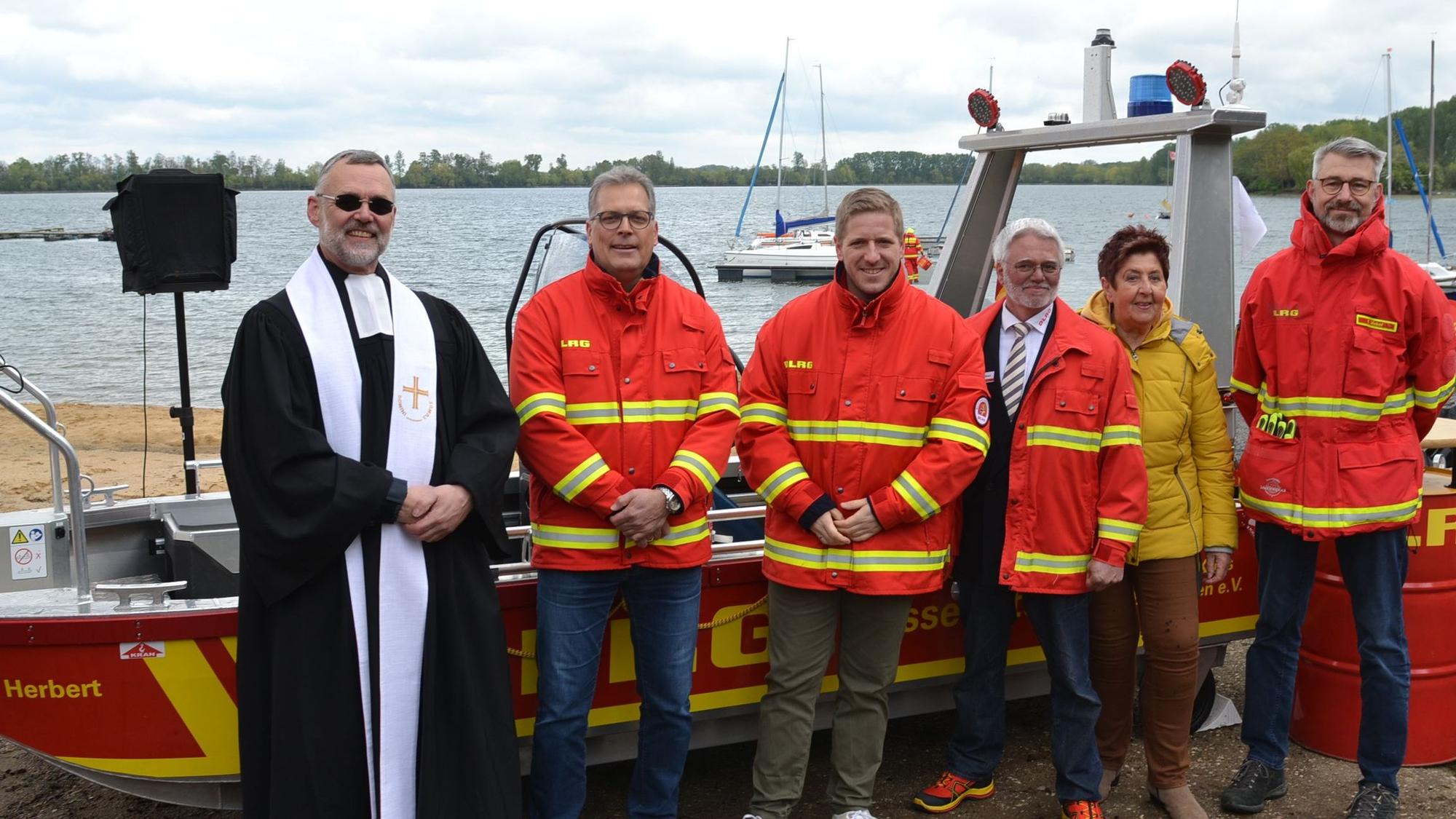 Die Genannten vor einem der beiden neuen Boote.