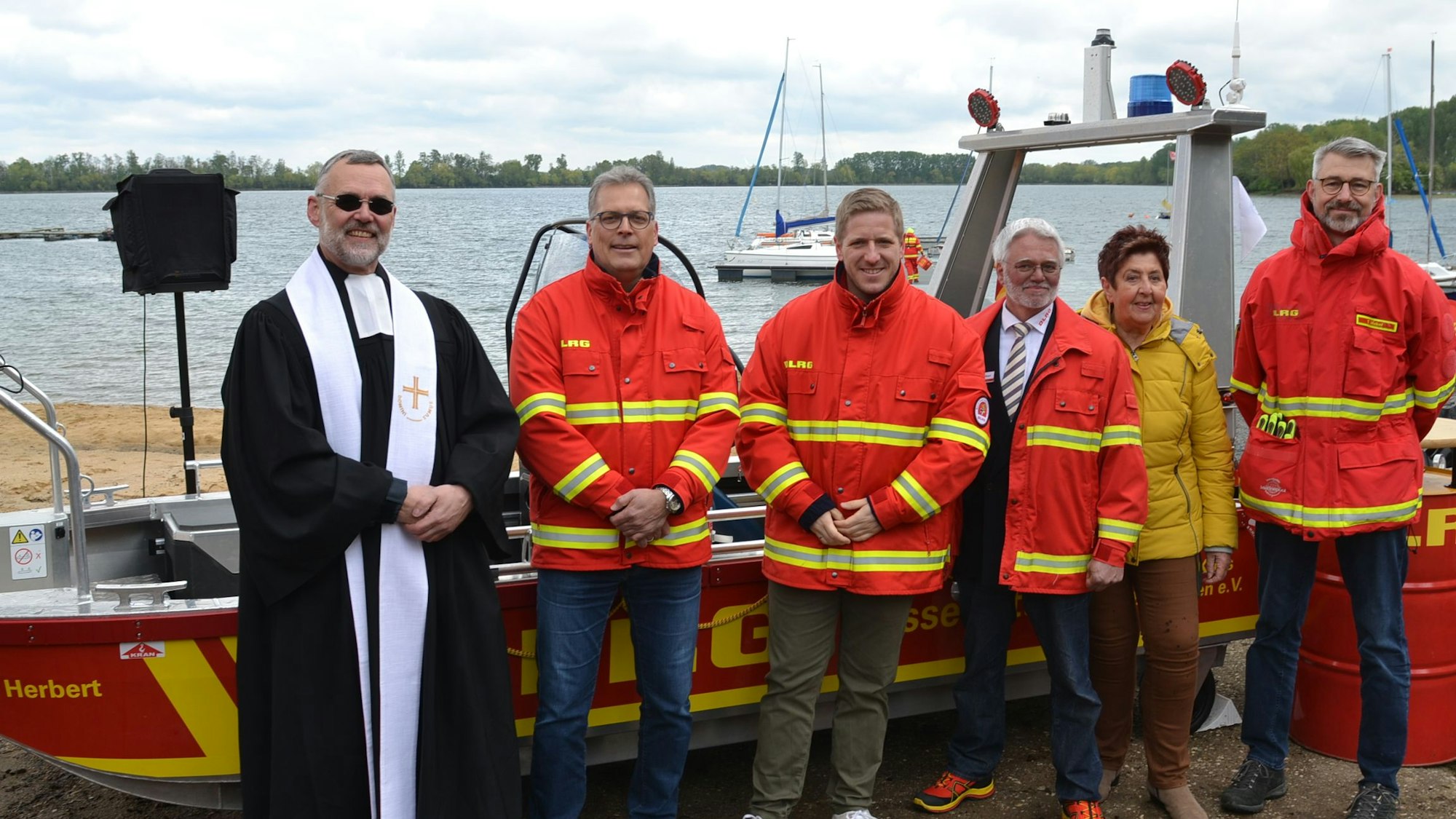 Die Genannten vor einem der beiden neuen Boote.