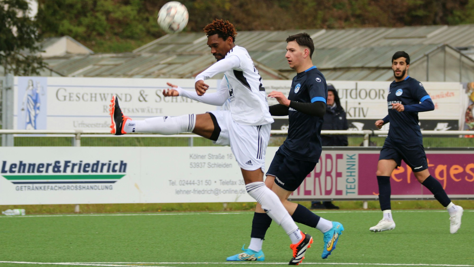 Ein Nierfelder Abwehrspieler versuch einen Ball zu treffen, der fliegt aber vorbei.