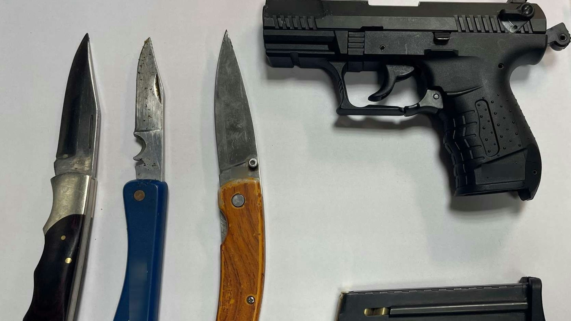 Konfizierte Waffen liegen auf einem Tisch.