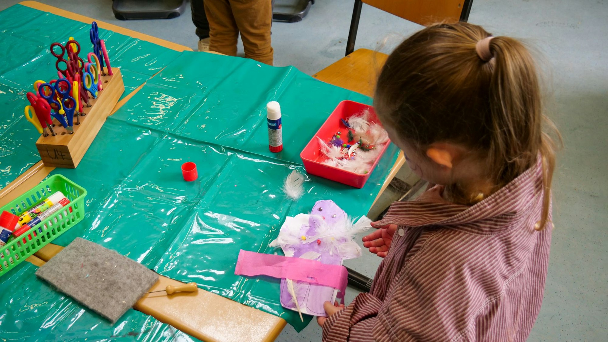 Auf dem Foto ist ein Mädchen zu sehen, das bastelt.