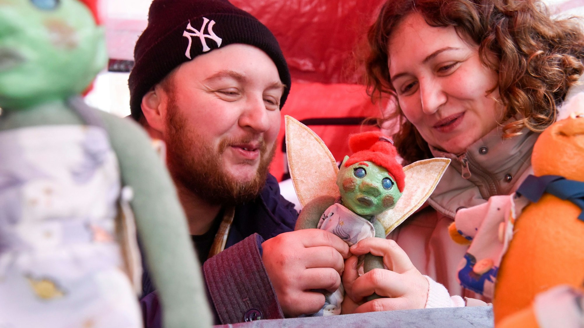 Das Foto zeigt die Geschwister Arlecchino und Loredana Bursch mit einer Feenpuppe mit dem grünen Gesicht, Protagonistin einer Geschichte für Kinder.