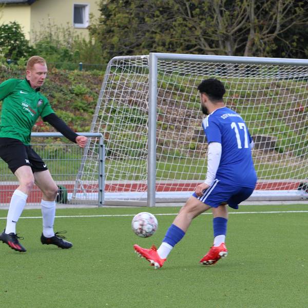 Yannik Ramm spielt einen Pass, im Vordergrund ein Gegenspieler.