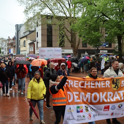 Auf dem Foto sind Teilnehmer des Demonstrationszuges für Demokratie und Vielfalt in der Frechener Innenstadt zu sehen.