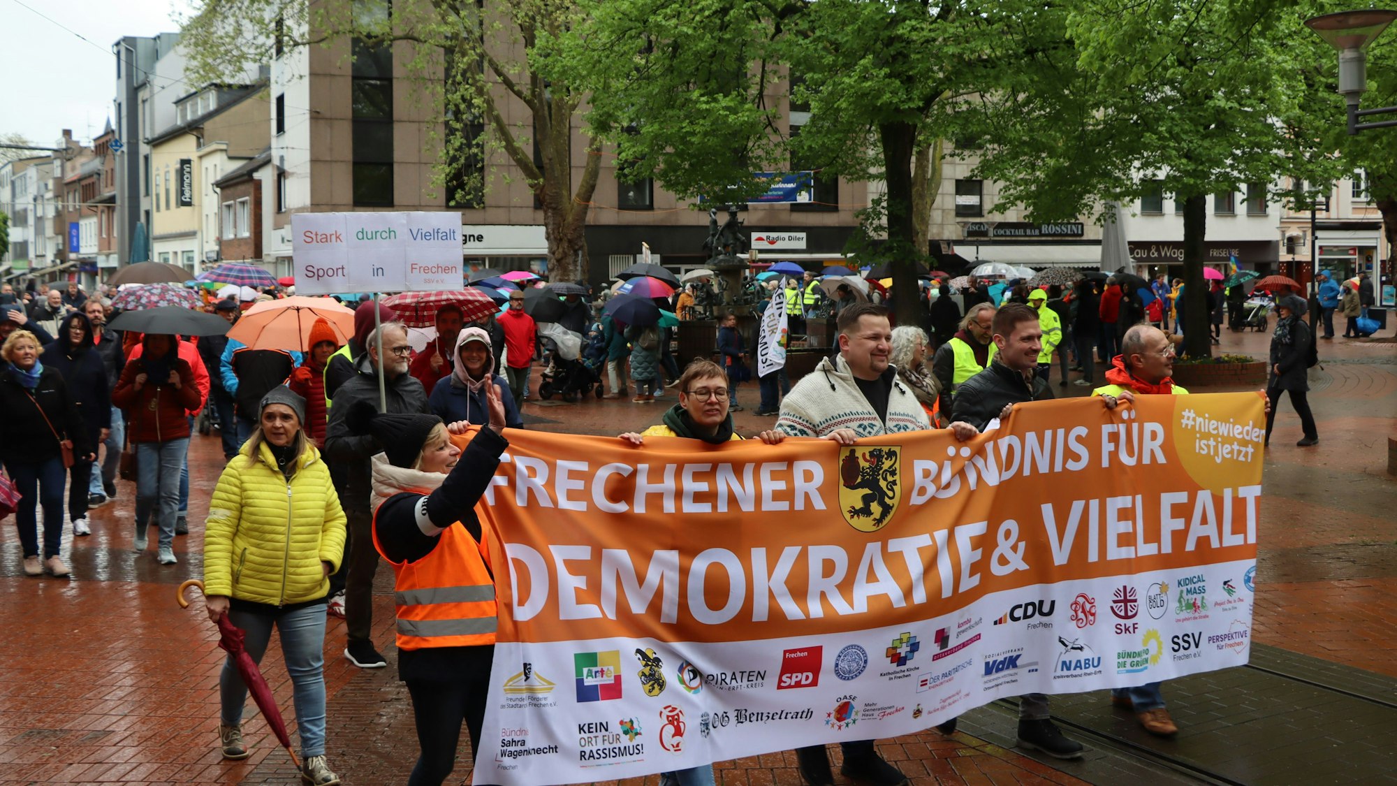 Auf dem Foto sind Teilnehmer des Demonstrationszuges für Demokratie und Vielfalt in der Frechener Innenstadt zu sehen.