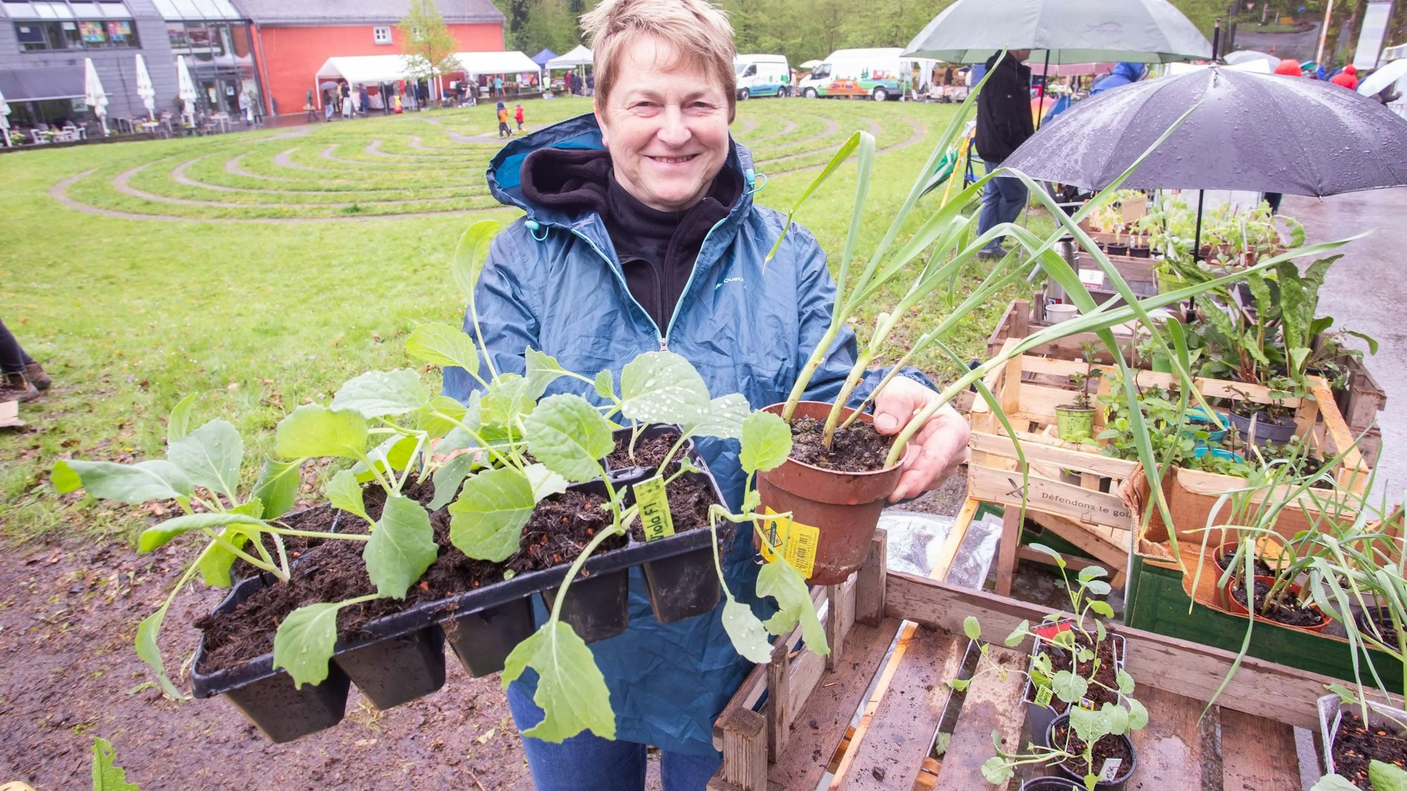 Birgit Will mit Wirsing und Knoblauch.