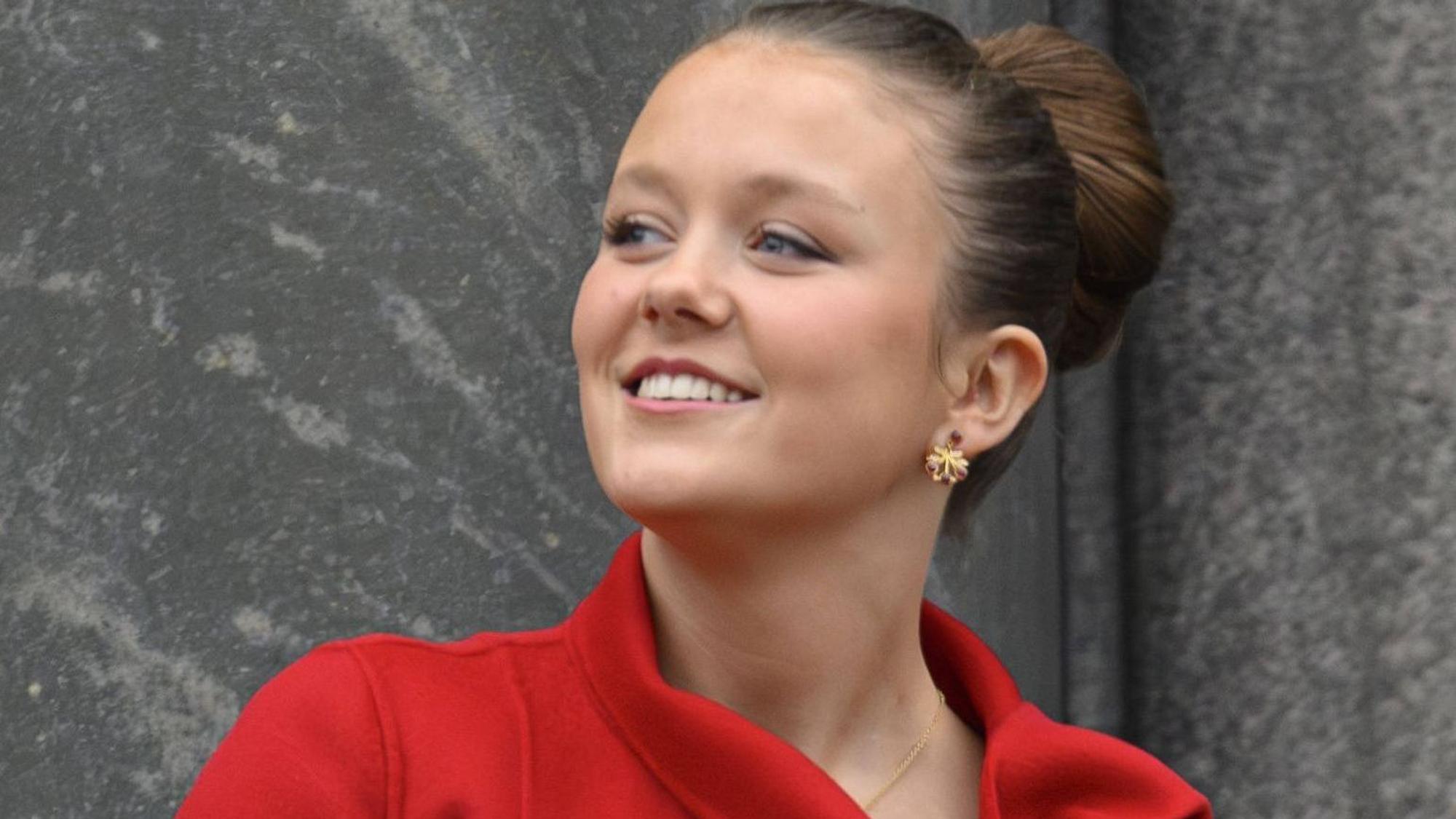 Prinzessin Isabella lächelt und schaut in die Ferne.