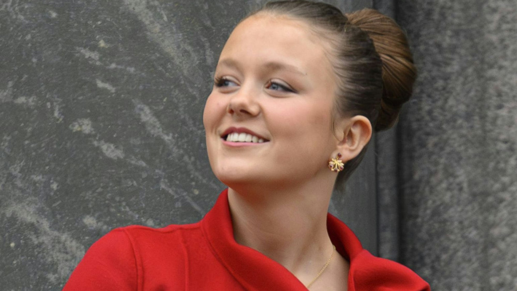 Prinzessin Isabella lächelt und schaut in die Ferne.