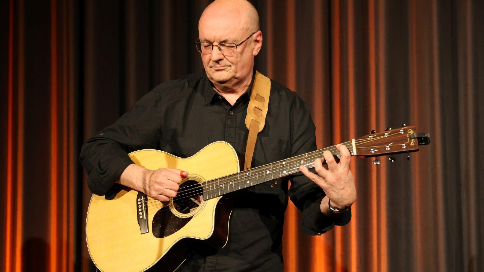 Jaques Stotzem mit seiner Gitarre beim Auftritt in Euskirchen.