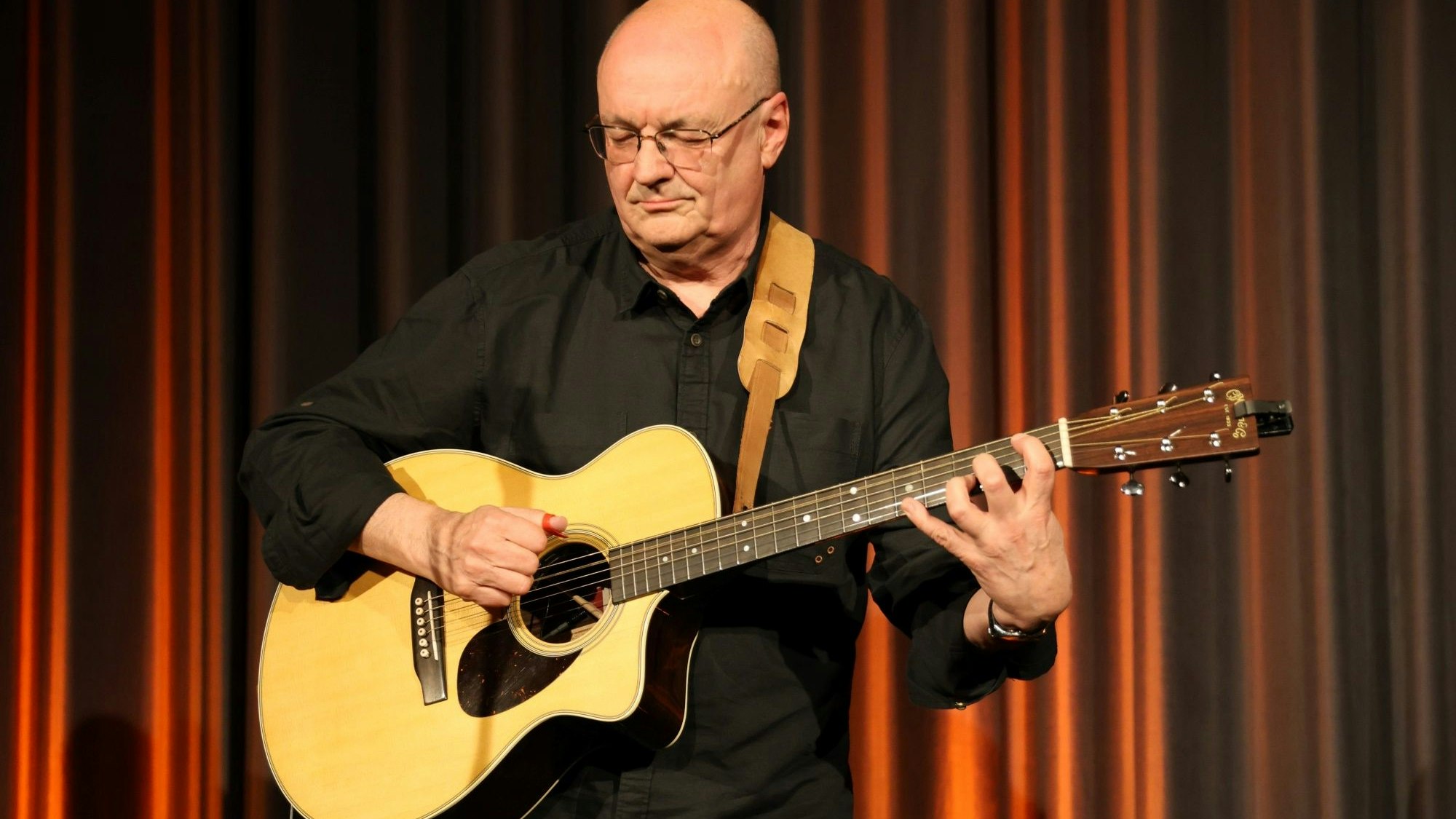 Jaques Stotzem mit seiner Gitarre beim Auftritt in Euskirchen.