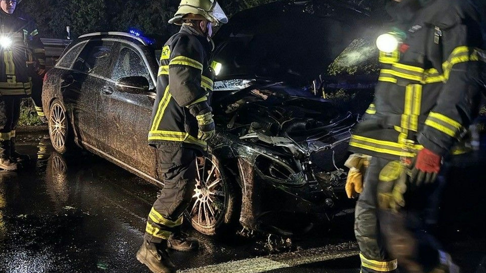 Auf der Autobahn 1 bei Erftstadt ist es in Fahrtrichtung Köln am Sonntagmorgen gegen fünf Uhr zu einem Alleinunfall gekommen.