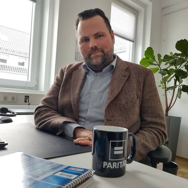 Michael Kehren sitzt an seinem Büroschreibtisch. Vor ihm steht ein schwarzer Kaffeebecher.