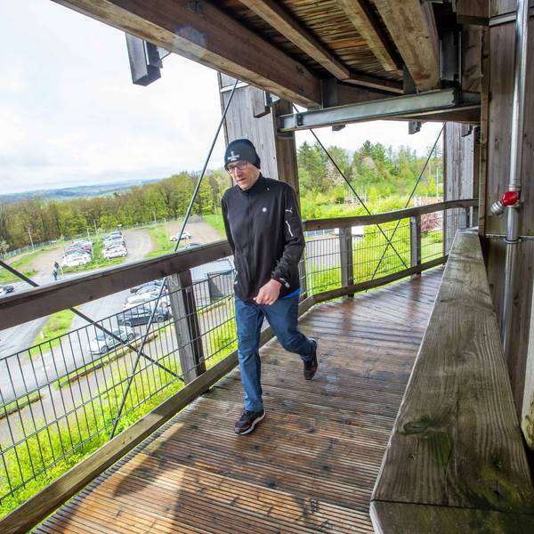 Anthony Peter Konrad auf dem Weg nach oben: 43-mal hat der Mann aus Siegen am Samstag diese Strecke auf dem Aussichtsturm des Waldbröler Naturerlebnisparks Panarbora bewältigt und damit einen Weltrekord aufgestellt. Ebenso oft ist er in zwölf Stunden den Weg dann auch wieder hinuntergelaufen.