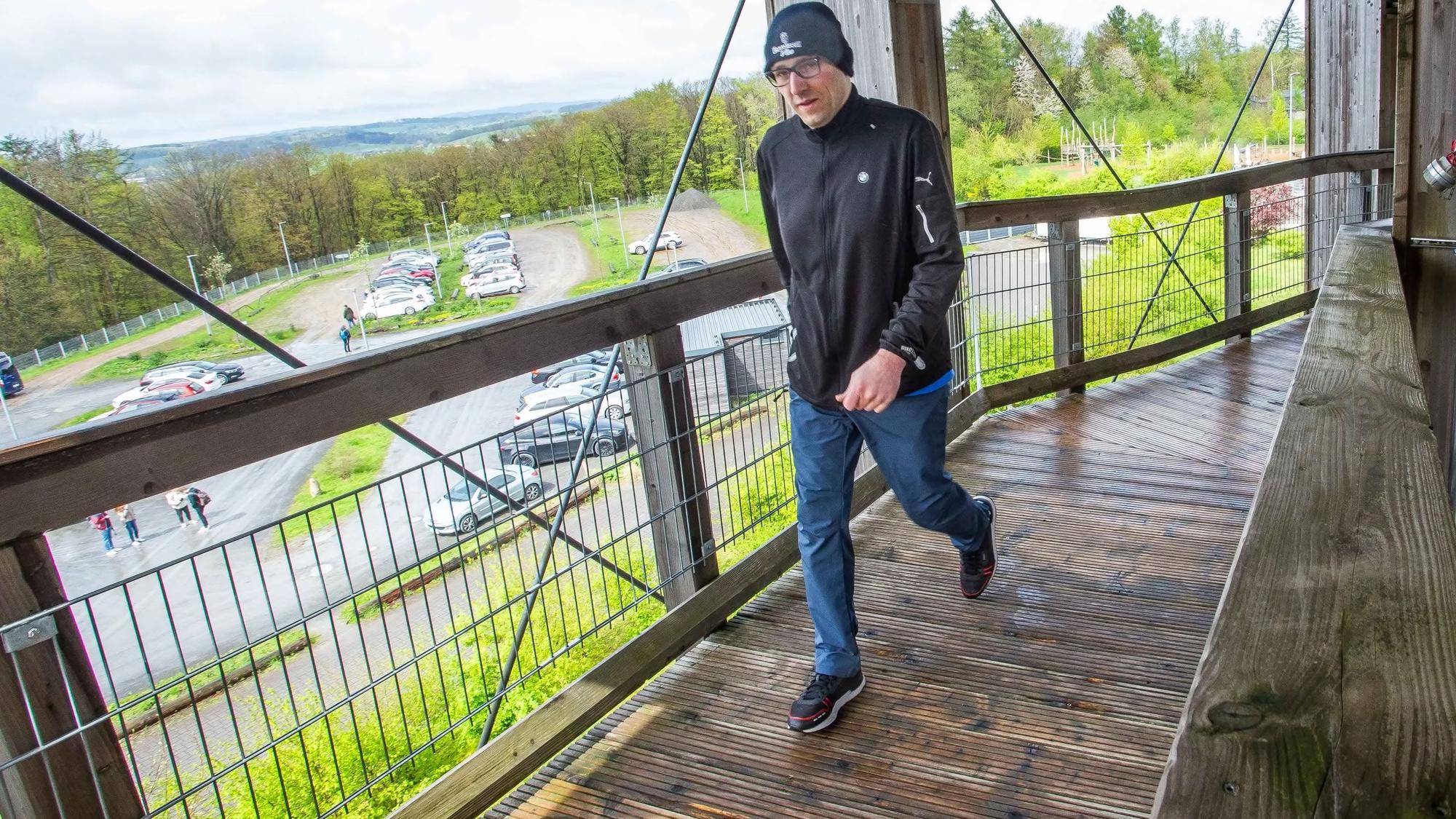 Anthony Peter Konrad aus Siegen-Eiserfeld im vergangenen April auf dem insgesamt 40 Meter hohen Aussichtsturm des Naturerlebnisparks Panarbora in Waldbröl und auf dem Weg zu seinem Weltrekord.