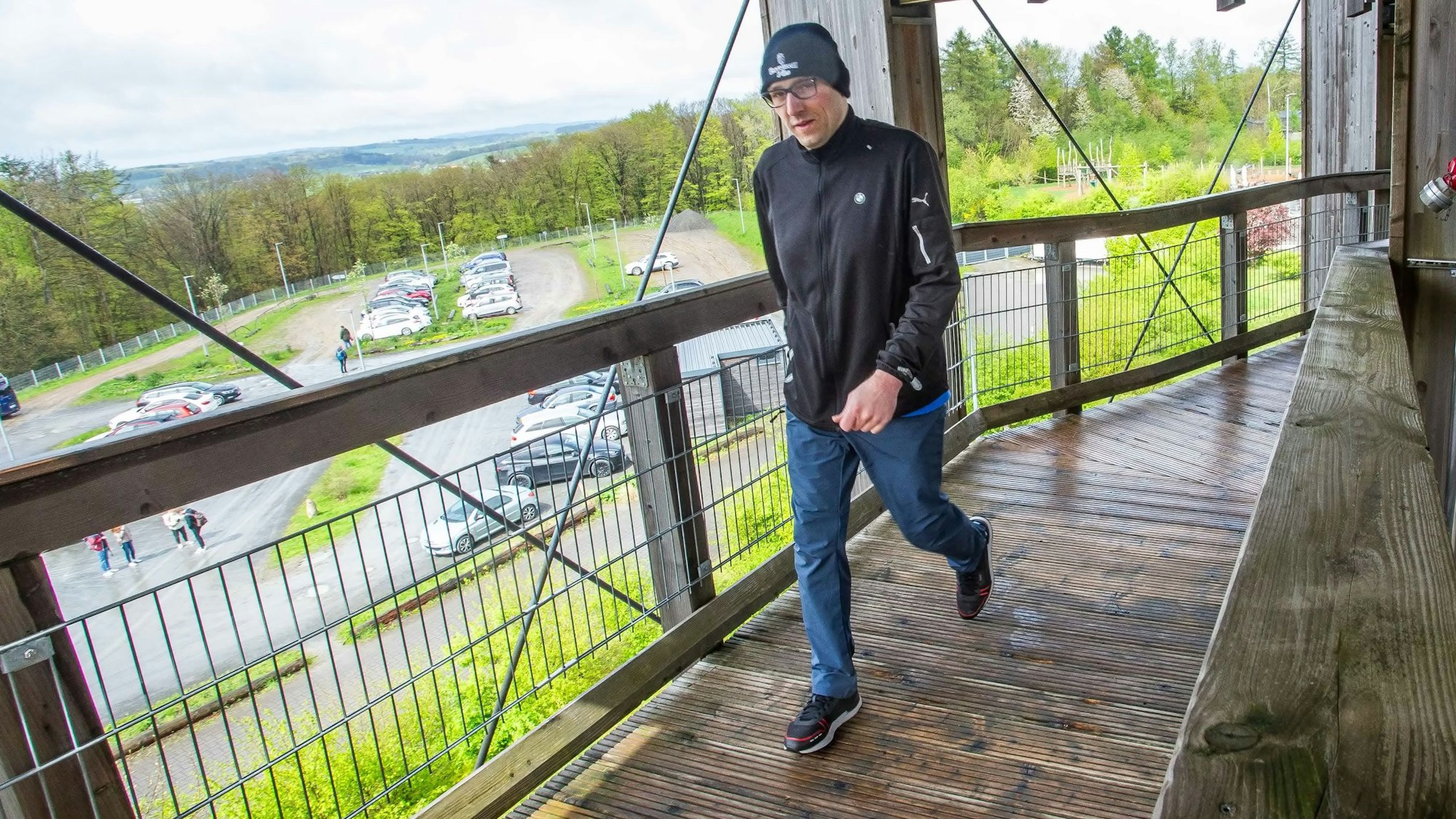 Anthony Peter Konrad auf dem Weg nach oben: 43-mal hat der Mann aus Siegen am Samstag diese Strecke auf dem Aussichtsturm des Waldbröler Naturerlebnisparks Panarbora bewältigt und damit einen Weltrekord aufgestellt. Ebenso oft ist er in zwölf Stunden den Weg dann auch wieder hinuntergelaufen.