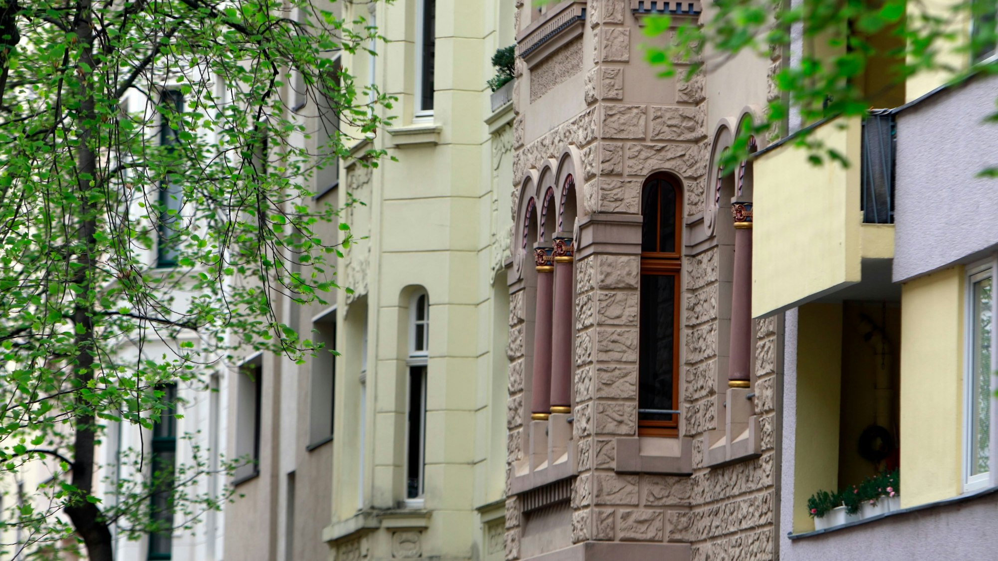 Das Bild zeigt die Fassade eines Häuserblocks.