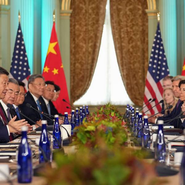 15.11.2023, USA, Woodside: Joe Biden (r.), Präsident der USA, hört zu, als Chinas Präsident Xi Jinping (l.) während ihres Treffens im Filoli Estate in Woodside am Rande am Rande des Apec-Treffens spricht.