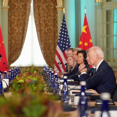 15.11.2023, USA, Woodside: Joe Biden (r.), Präsident der USA, hört zu, als Chinas Präsident Xi Jinping (l.) während ihres Treffens im Filoli Estate in Woodside am Rande am Rande des Apec-Treffens spricht.
