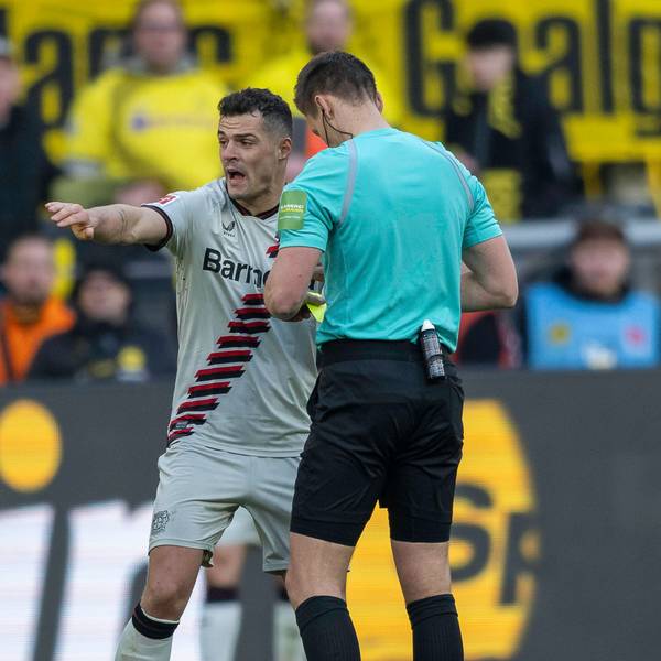 Fussball: 1. Bundesliga, Saison 2023/2024, 30. Spieltag, Borussia Dortmund - Bayer 04 Leverkusen am 21.04.2024 im Signal Iduna Park in Dortmund. Granit Xhaka Bayer 04 Leverkusen, 34 im Gespraech mit Schiedsrichter Daniel Siebert. Wichtiger Hinweis: Gemaess den Vorgaben der DFL Deutsche Fussball Liga bzw. des DFB Deutscher Fussball-Bund ist es untersagt, in dem Stadion und/oder vom Spiel angefertigte Fotoaufnahmen in Form von Sequenzbildern und/oder videoaehnlichen Fotostrecken zu verwerten bzw. verwerten zu lassen. Foto: Kirchner-Media/TH *** Soccer 1 Bundesliga, Season 2023 2024, Matchday 30, Borussia Dortmund Bayer 04 Leverkusen on 21 04 2024 at Signal Iduna Park in Dortmund Granit Xhaka Bayer 04 Leverkusen, 34 in conversation with referee Daniel Siebert Important notice According to the regulations of the DFL German Football League or the DFB German Football Association, it is prohibited to use or have used photographs taken in the stadium and or from the match in the form of sequential images and or video-like photo series Foto Kirchner Media TH Copyright: xKirchner-Media/THx