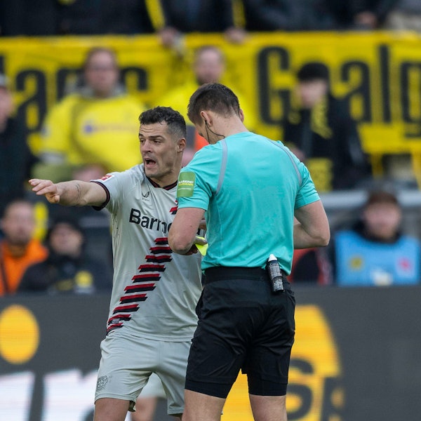 Fussball: 1. Bundesliga, Saison 2023/2024, 30. Spieltag, Borussia Dortmund - Bayer 04 Leverkusen am 21.04.2024 im Signal Iduna Park in Dortmund. Granit Xhaka Bayer 04 Leverkusen, 34 im Gespraech mit Schiedsrichter Daniel Siebert. Wichtiger Hinweis: Gemaess den Vorgaben der DFL Deutsche Fussball Liga bzw. des DFB Deutscher Fussball-Bund ist es untersagt, in dem Stadion und/oder vom Spiel angefertigte Fotoaufnahmen in Form von Sequenzbildern und/oder videoaehnlichen Fotostrecken zu verwerten bzw. verwerten zu lassen. Foto: Kirchner-Media/TH *** Soccer 1 Bundesliga, Season 2023 2024, Matchday 30, Borussia Dortmund Bayer 04 Leverkusen on 21 04 2024 at Signal Iduna Park in Dortmund Granit Xhaka Bayer 04 Leverkusen, 34 in conversation with referee Daniel Siebert Important notice According to the regulations of the DFL German Football League or the DFB German Football Association, it is prohibited to use or have used photographs taken in the stadium and or from the match in the form of sequential images and or video-like photo series Foto Kirchner Media TH Copyright: xKirchner-Media/THx