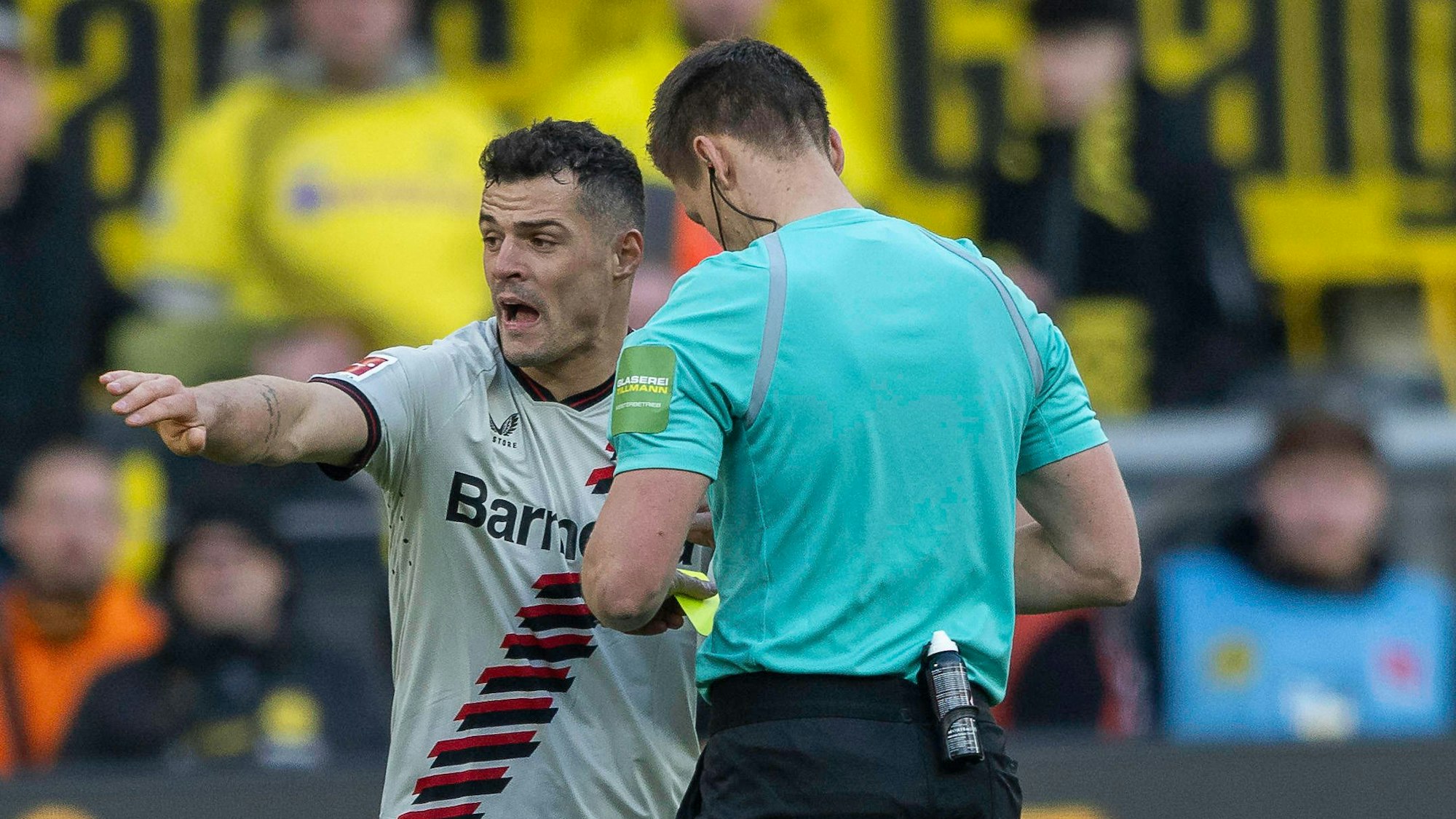 Fussball: 1. Bundesliga, Saison 2023/2024, 30. Spieltag, Borussia Dortmund - Bayer 04 Leverkusen am 21.04.2024 im Signal Iduna Park in Dortmund. Granit Xhaka Bayer 04 Leverkusen, 34 im Gespraech mit Schiedsrichter Daniel Siebert. Wichtiger Hinweis: Gemaess den Vorgaben der DFL Deutsche Fussball Liga bzw. des DFB Deutscher Fussball-Bund ist es untersagt, in dem Stadion und/oder vom Spiel angefertigte Fotoaufnahmen in Form von Sequenzbildern und/oder videoaehnlichen Fotostrecken zu verwerten bzw. verwerten zu lassen. Foto: Kirchner-Media/TH *** Soccer 1 Bundesliga, Season 2023 2024, Matchday 30, Borussia Dortmund Bayer 04 Leverkusen on 21 04 2024 at Signal Iduna Park in Dortmund Granit Xhaka Bayer 04 Leverkusen, 34 in conversation with referee Daniel Siebert Important notice According to the regulations of the DFL German Football League or the DFB German Football Association, it is prohibited to use or have used photographs taken in the stadium and or from the match in the form of sequential images and or video-like photo series Foto Kirchner Media TH Copyright: xKirchner-Media/THx