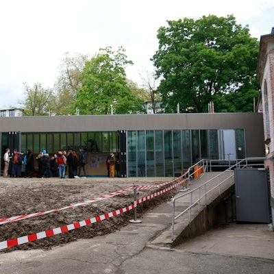 Zu sehen ist eine Baustelle vor einem Gebäude.