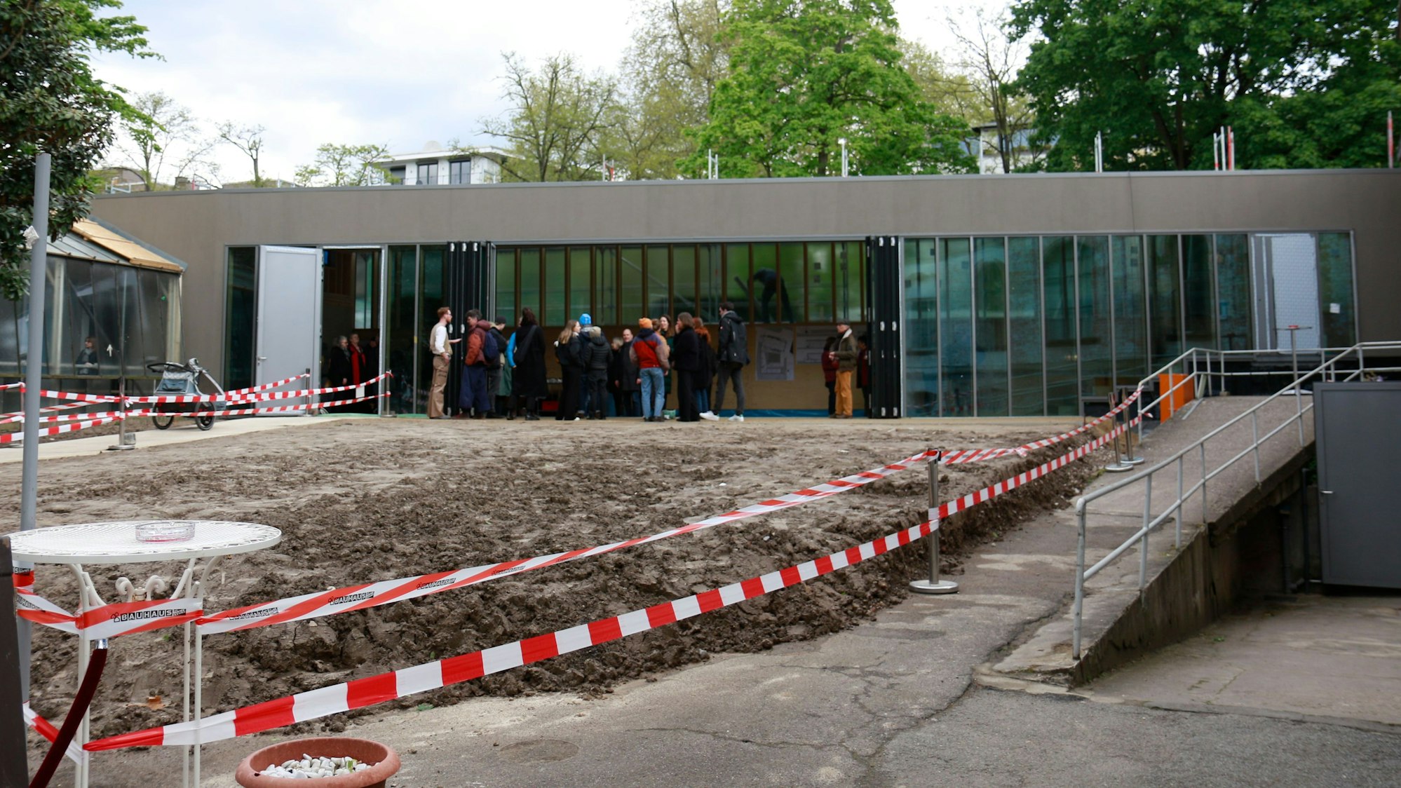 Zu sehen ist eine Baustelle vor einem Gebäude.