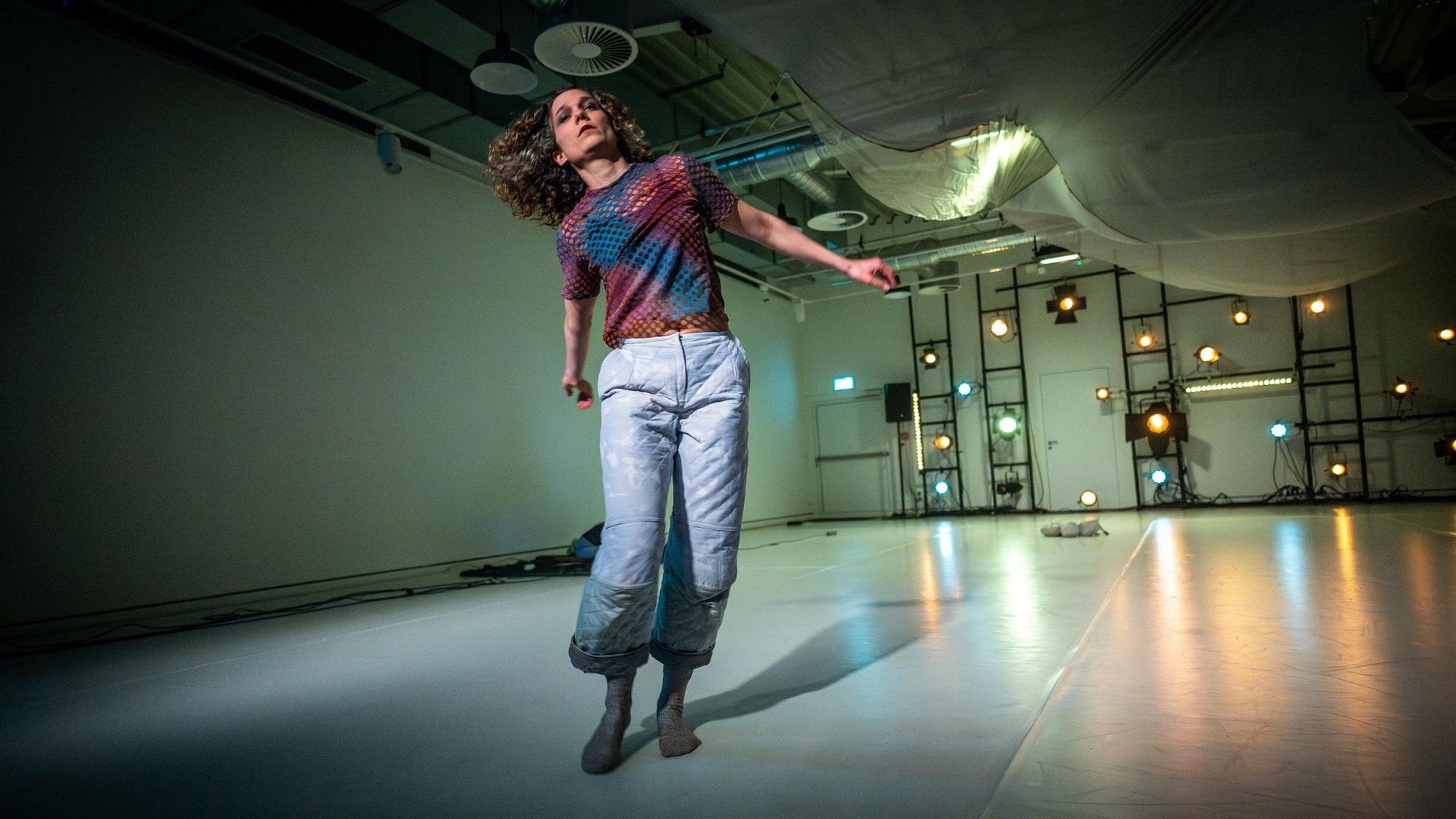 Szene aus dem Tanztheater-Stück „Das Leuchten – The Glow“.