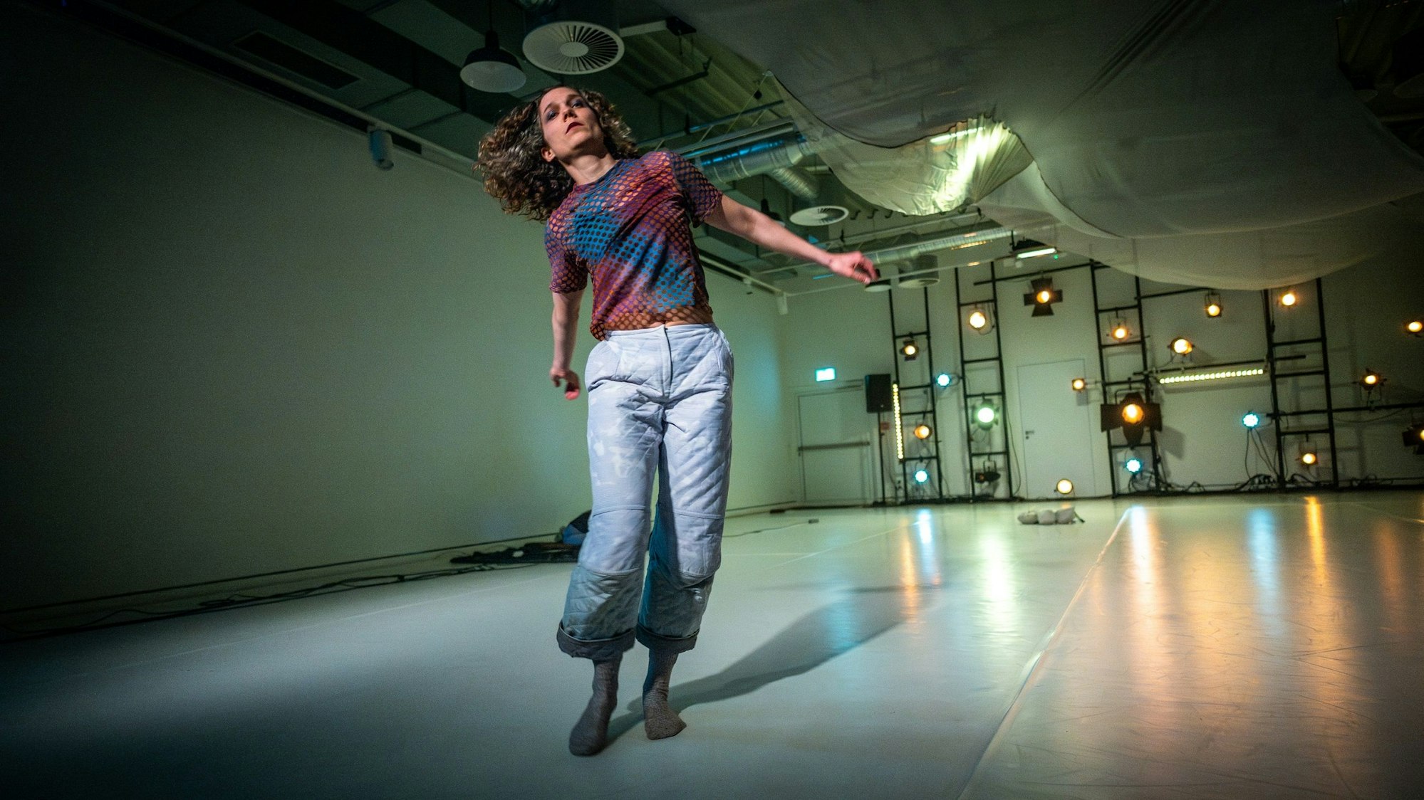 Szene aus dem Tanztheater-Stück „Das Leuchten – The Glow“.