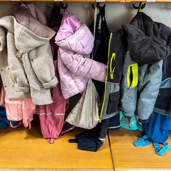 Das Symbolfoto zeigt die Garderobe in einer Kindertageseinrichtung.