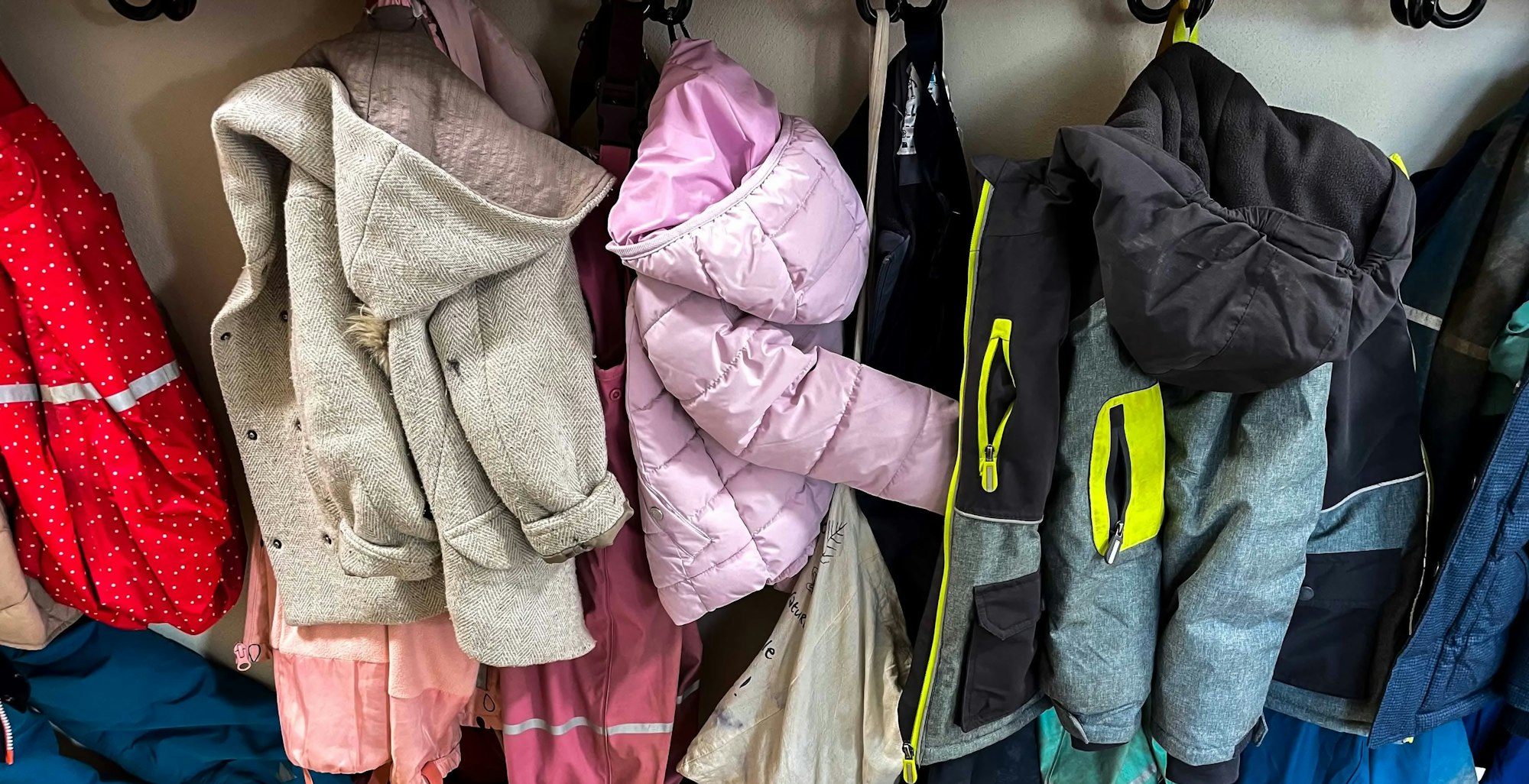 Das Symbolfoto zeigt die Garderobe in einer Kindertageseinrichtung.