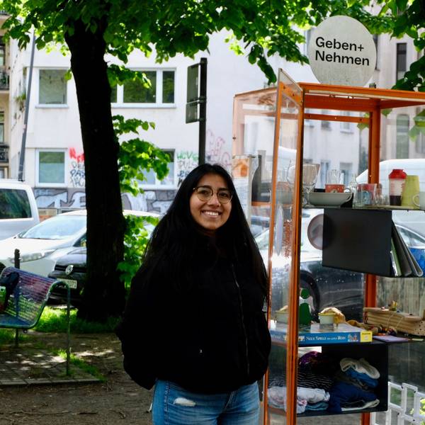 BU: Aileen Estrada (l.) und Anastasia Bondar am "Geben-und-Nehmen-Schrank" auf dem Eierplätzchen.
Foto: Susanne Esch