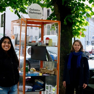 BU: Aileen Estrada (l.) und Anastasia Bondar am "Geben-und-Nehmen-Schrank" auf dem Eierplätzchen.
Foto: Susanne Esch