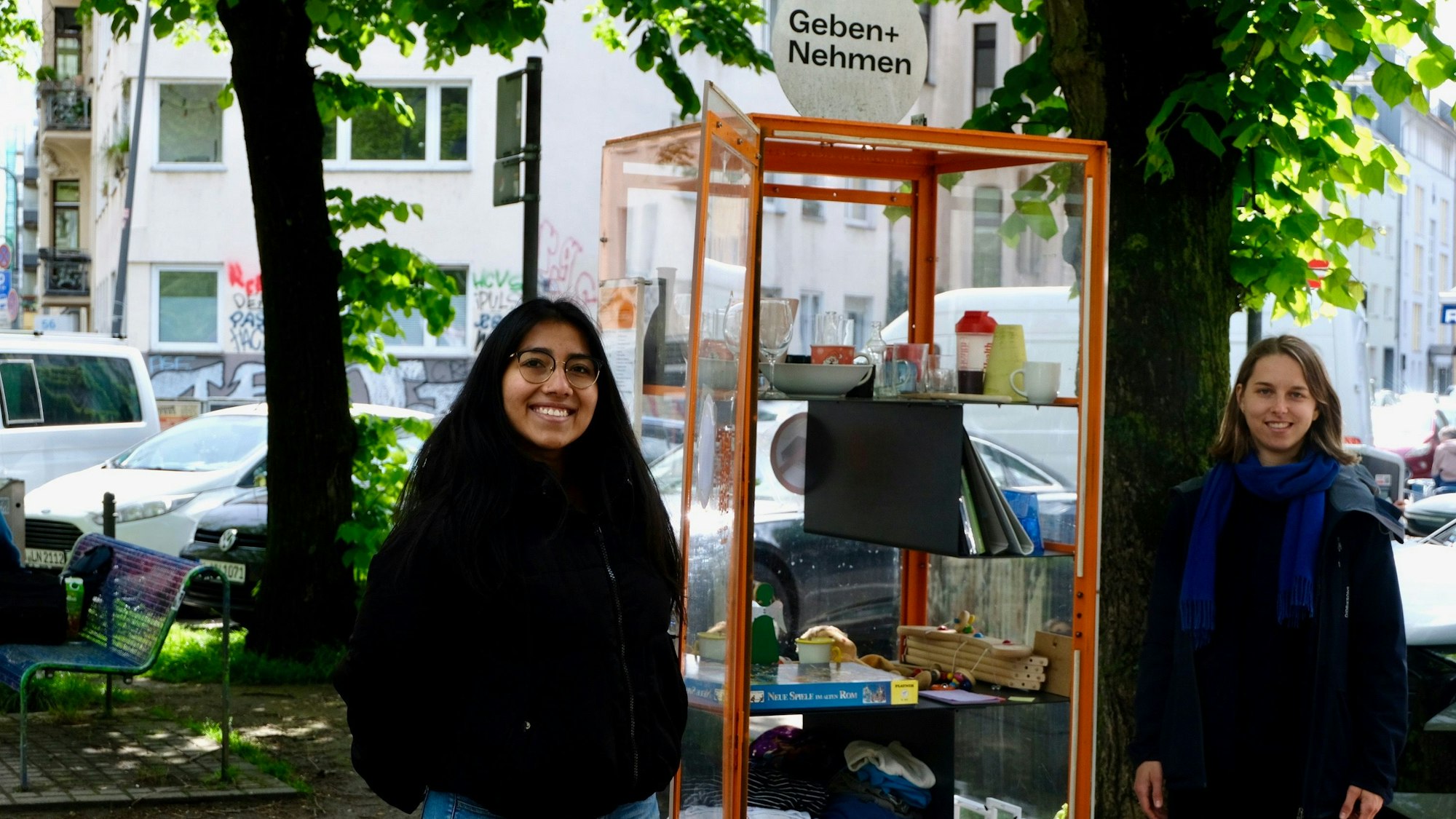 BU: Aileen Estrada (l.) und Anastasia Bondar am "Geben-und-Nehmen-Schrank" auf dem Eierplätzchen.
Foto: Susanne Esch