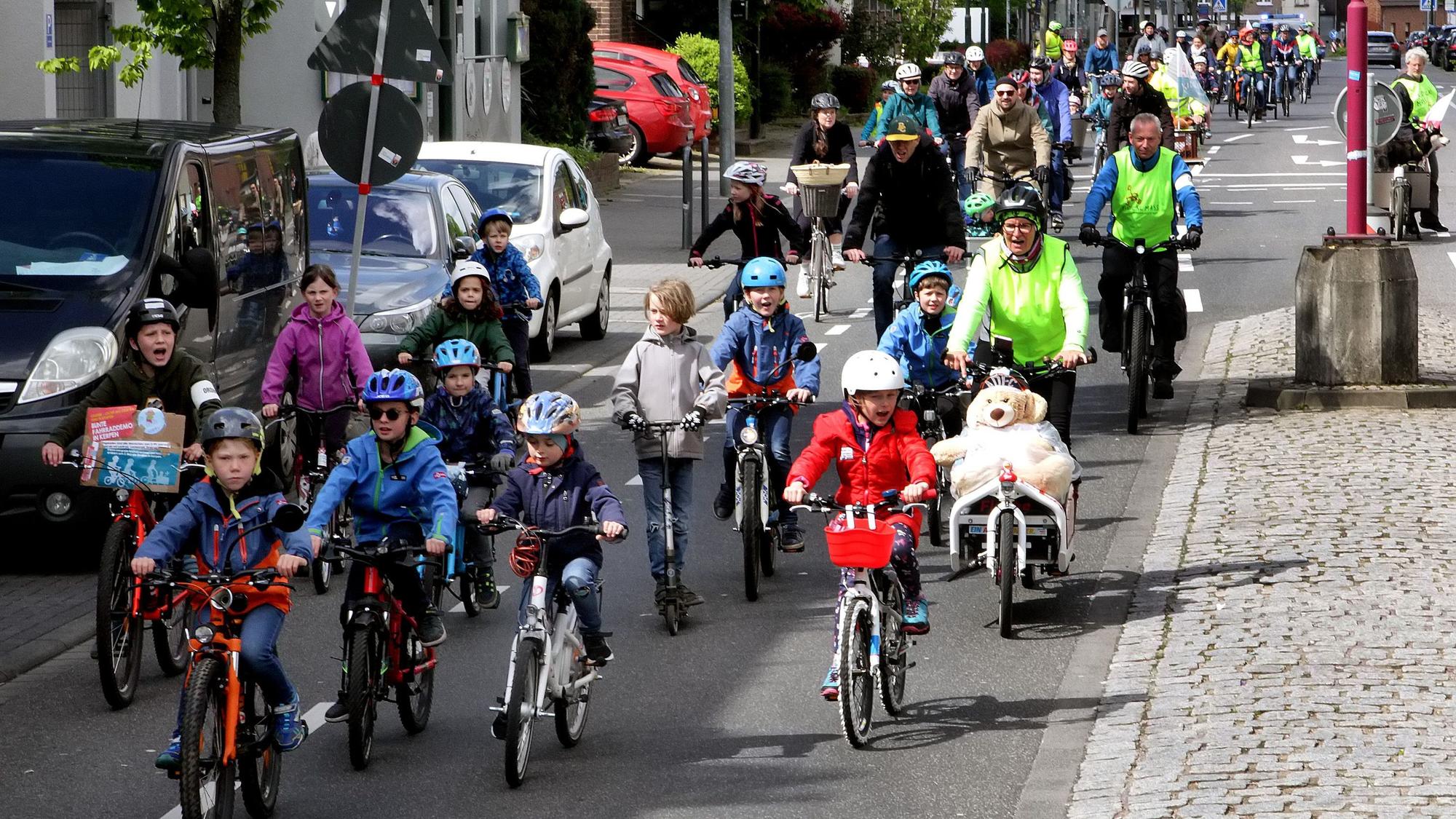 So viel Platz haben Radlerinnen und Radler auf der Kerpener Straße in Sindorf normalerweise nicht. Bei der „Kidical Mass“-Fahrraddemo nutzten die rund 100 kleinen und großen Teilnehmer die Fahrbahn einfach mal in ganzer Breite.