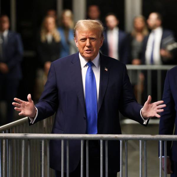 22.04.2024, USA, New York: Donald Trump (l), ehemaliger Präsident der USA, spricht nach dem Verlassen des Gerichtssaals im Strafgericht von Manhattan. Der Prozess gegen den früheren US-Präsidenten Trump um Schweigegeldzahlungen an eine Pornodarstellerin hat mit den Eröffnungsplädoyers begonnen. Foto: Yuki Iwamura/AP POOL/dpa +++ dpa-Bildfunk +++