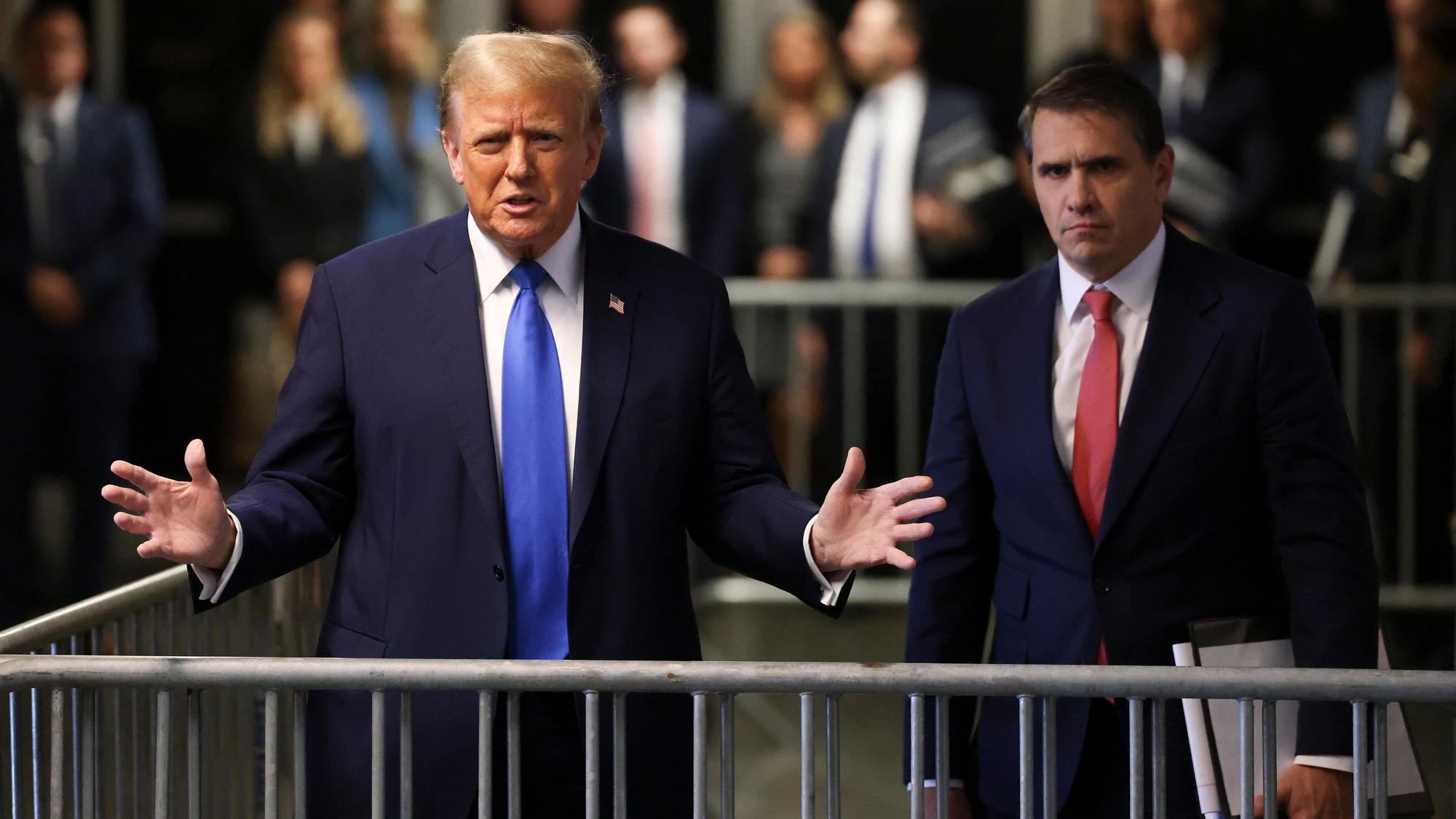 22.04.2024, USA, New York: Donald Trump (l), ehemaliger Präsident der USA, spricht nach dem Verlassen des Gerichtssaals im Strafgericht von Manhattan. Der Prozess gegen den früheren US-Präsidenten Trump um Schweigegeldzahlungen an eine Pornodarstellerin hat mit den Eröffnungsplädoyers begonnen. Foto: Yuki Iwamura/AP POOL/dpa +++ dpa-Bildfunk +++
